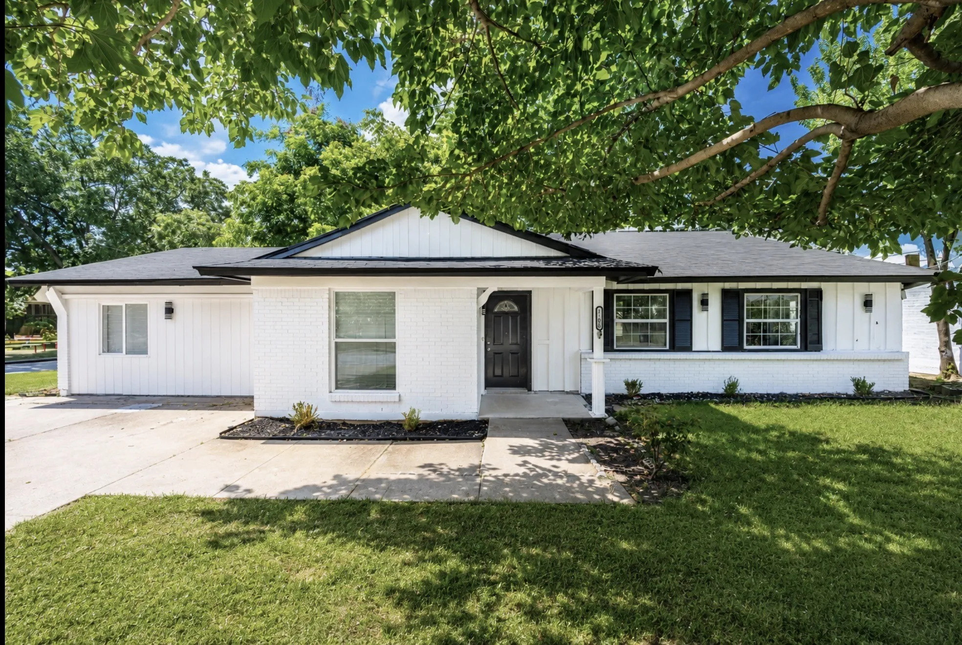 Single Family Residence For Sale in Tarrant County , 1208 Andrews Street, Arlington, Texas 76011, 4 Bedroom, 3 Bathroom, Garage spaces, 1,698 Sqft, built in 1963, mls#21346542, Real Estate Agent in Arlington, Homes For Sale in Tarrant county, Homes For Sale in Arlington, Realtor in Arlington Texas, Real Estate Brokerage Independent Realty Texas, Luminita Cordes Realtor