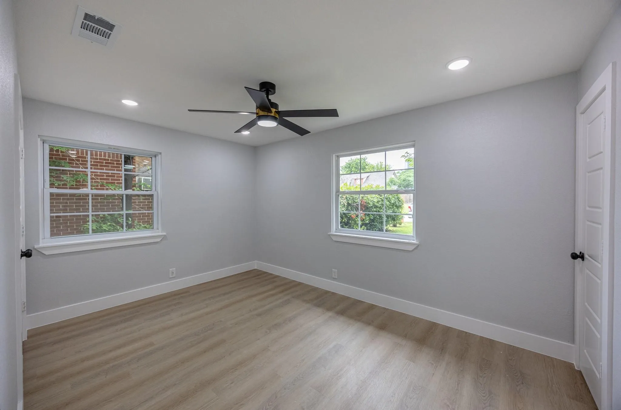 Single Family Residence For Sale in Tarrant County , 1208 Andrews Street, Arlington, Texas 76011, 4 Bedroom, 3 Bathroom, Garage spaces, 1,698 Sqft, built in 1963, mls#21346542, Real Estate Agent in Arlington, Homes For Sale in Tarrant county, Homes For Sale in Arlington, Realtor in Arlington Texas, Real Estate Brokerage Independent Realty Texas, Luminita Cordes Realtor