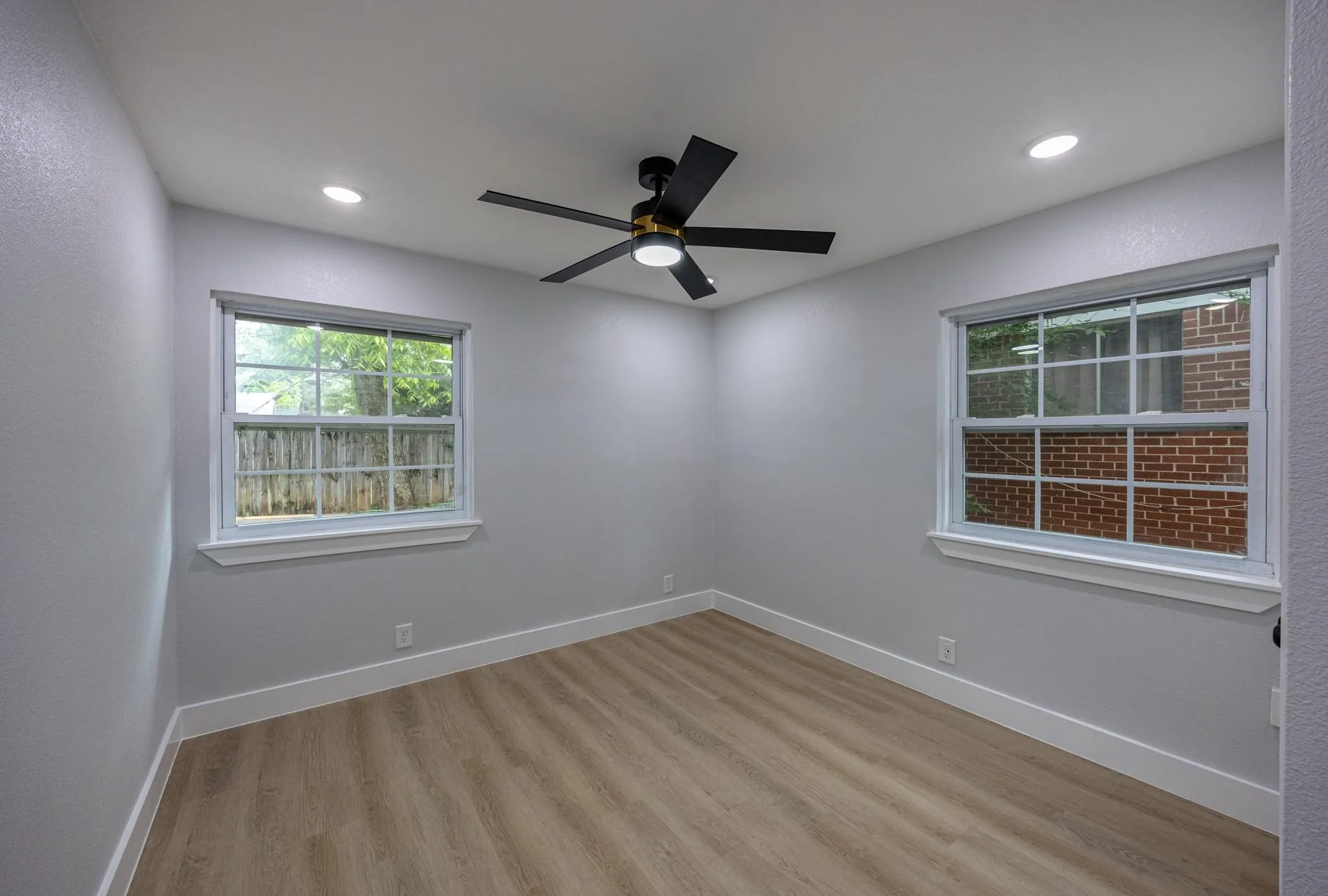 Single Family Residence For Sale in Tarrant County , 1208 Andrews Street, Arlington, Texas 76011, 4 Bedroom, 3 Bathroom, Garage spaces, 1,698 Sqft, built in 1963, mls#21346542, Real Estate Agent in Arlington, Homes For Sale in Tarrant county, Homes For Sale in Arlington, Realtor in Arlington Texas, Real Estate Brokerage Independent Realty Texas, Luminita Cordes Realtor