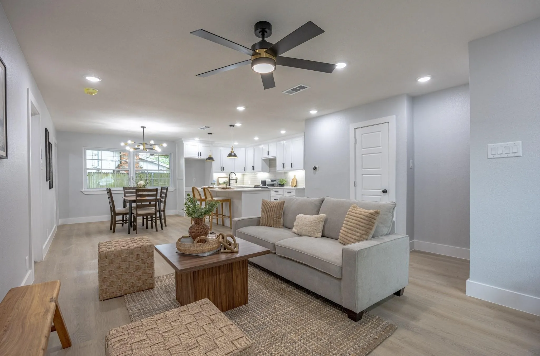 Single Family Residence For Sale in Tarrant County , 1208 Andrews Street, Arlington, Texas 76011, 4 Bedroom, 3 Bathroom, Garage spaces, 1,698 Sqft, built in 1963, mls#21346542, Real Estate Agent in Arlington, Homes For Sale in Tarrant county, Homes For Sale in Arlington, Realtor in Arlington Texas, Real Estate Brokerage Independent Realty Texas, Luminita Cordes Realtor