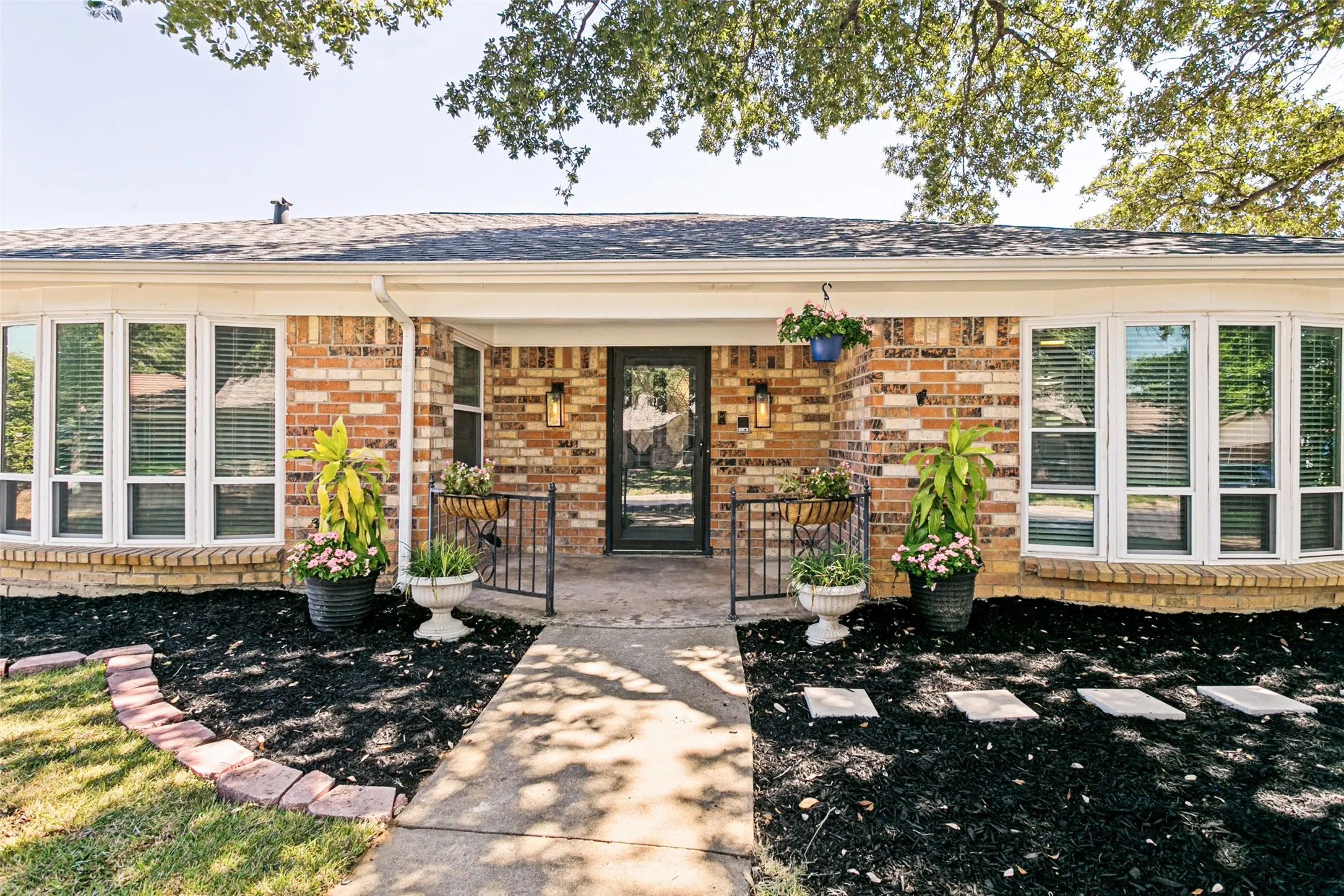 Single Family Residence For Sale in Tarrant County , 333 W Louella Drive, Hurst, Texas 76054, 3 Bedroom, 3 Bathroom, 2 Garage spaces, 1,866 Sqft, built in 1978, mls#21313178, Real Estate Agent in Hurst, Homes For Sale in Tarrant county, Homes For Sale in Hurst, Realtor in Hurst Texas, Real Estate Brokerage Independent Realty Texas, Luminita Cordes Realtor