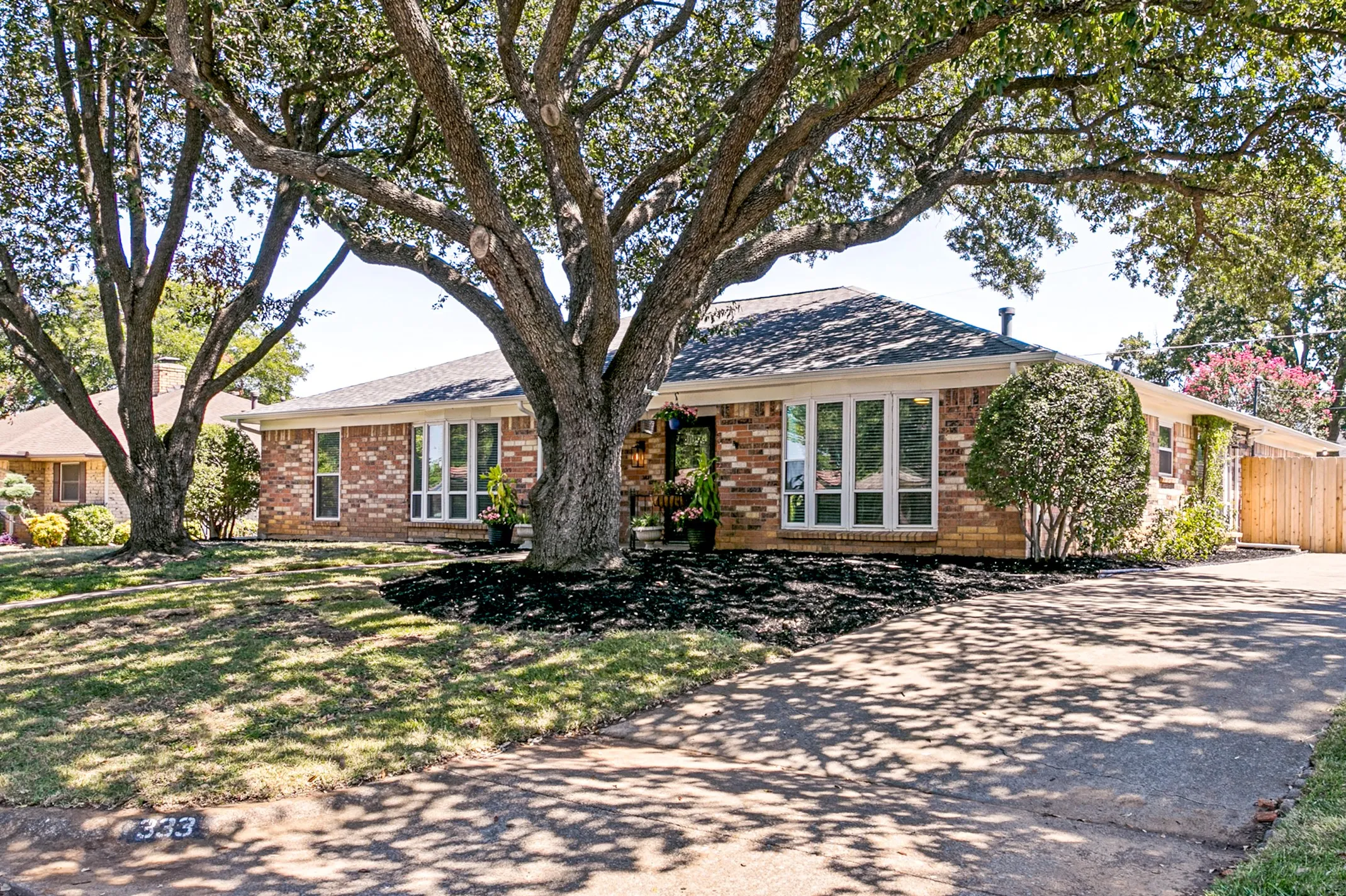 Single Family Residence For Sale in Tarrant County , 333 W Louella Drive, Hurst, Texas 76054, 3 Bedroom, 3 Bathroom, 2 Garage spaces, 1,866 Sqft, built in 1978, mls#21313178, Real Estate Agent in Hurst, Homes For Sale in Tarrant county, Homes For Sale in Hurst, Realtor in Hurst Texas, Real Estate Brokerage Independent Realty Texas, Luminita Cordes Realtor