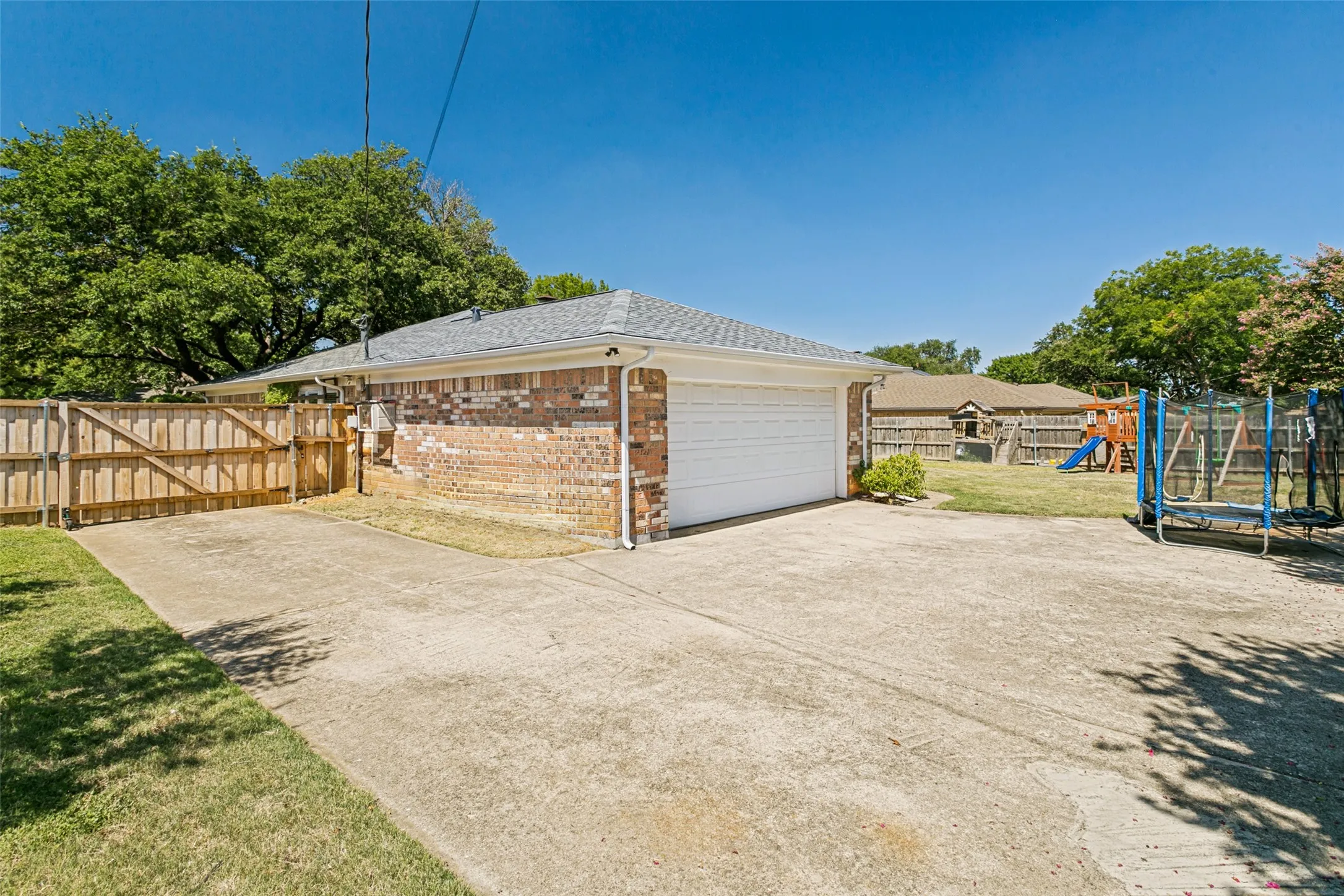 Single Family Residence For Sale in Tarrant County , 333 W Louella Drive, Hurst, Texas 76054, 3 Bedroom, 3 Bathroom, 2 Garage spaces, 1,866 Sqft, built in 1978, mls#21313178, Real Estate Agent in Hurst, Homes For Sale in Tarrant county, Homes For Sale in Hurst, Realtor in Hurst Texas, Real Estate Brokerage Independent Realty Texas, Luminita Cordes Realtor