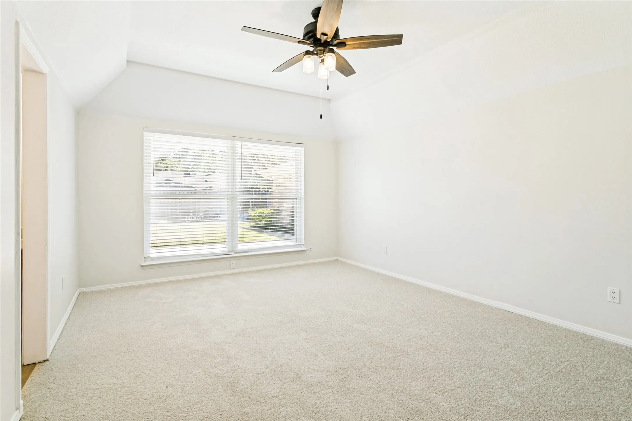 Single Family Residence For Sale in Tarrant County , 333 W Louella Drive, Hurst, Texas 76054, 3 Bedroom, 3 Bathroom, 2 Garage spaces, 1,866 Sqft, built in 1978, mls#21313178, Real Estate Agent in Hurst, Homes For Sale in Tarrant county, Homes For Sale in Hurst, Realtor in Hurst Texas, Real Estate Brokerage Independent Realty Texas, Luminita Cordes Realtor