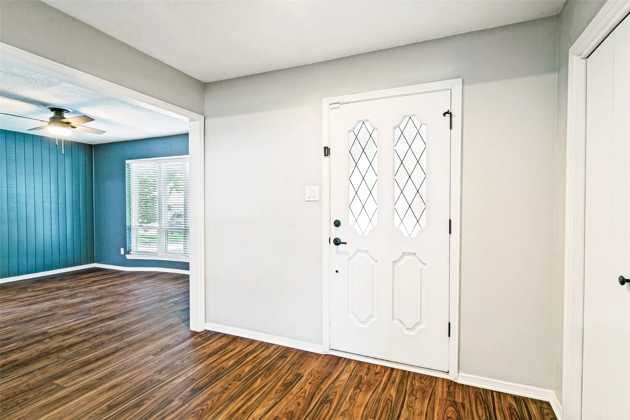 Single Family Residence For Sale in Tarrant County , 333 W Louella Drive, Hurst, Texas 76054, 3 Bedroom, 3 Bathroom, 2 Garage spaces, 1,866 Sqft, built in 1978, mls#21313178, Real Estate Agent in Hurst, Homes For Sale in Tarrant county, Homes For Sale in Hurst, Realtor in Hurst Texas, Real Estate Brokerage Independent Realty Texas, Luminita Cordes Realtor