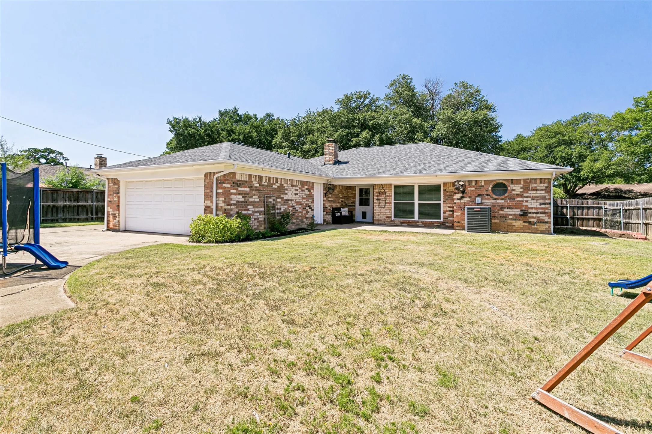 Single Family Residence For Sale in Tarrant County , 333 W Louella Drive, Hurst, Texas 76054, 3 Bedroom, 3 Bathroom, 2 Garage spaces, 1,866 Sqft, built in 1978, mls#21313178, Real Estate Agent in Hurst, Homes For Sale in Tarrant county, Homes For Sale in Hurst, Realtor in Hurst Texas, Real Estate Brokerage Independent Realty Texas, Luminita Cordes Realtor