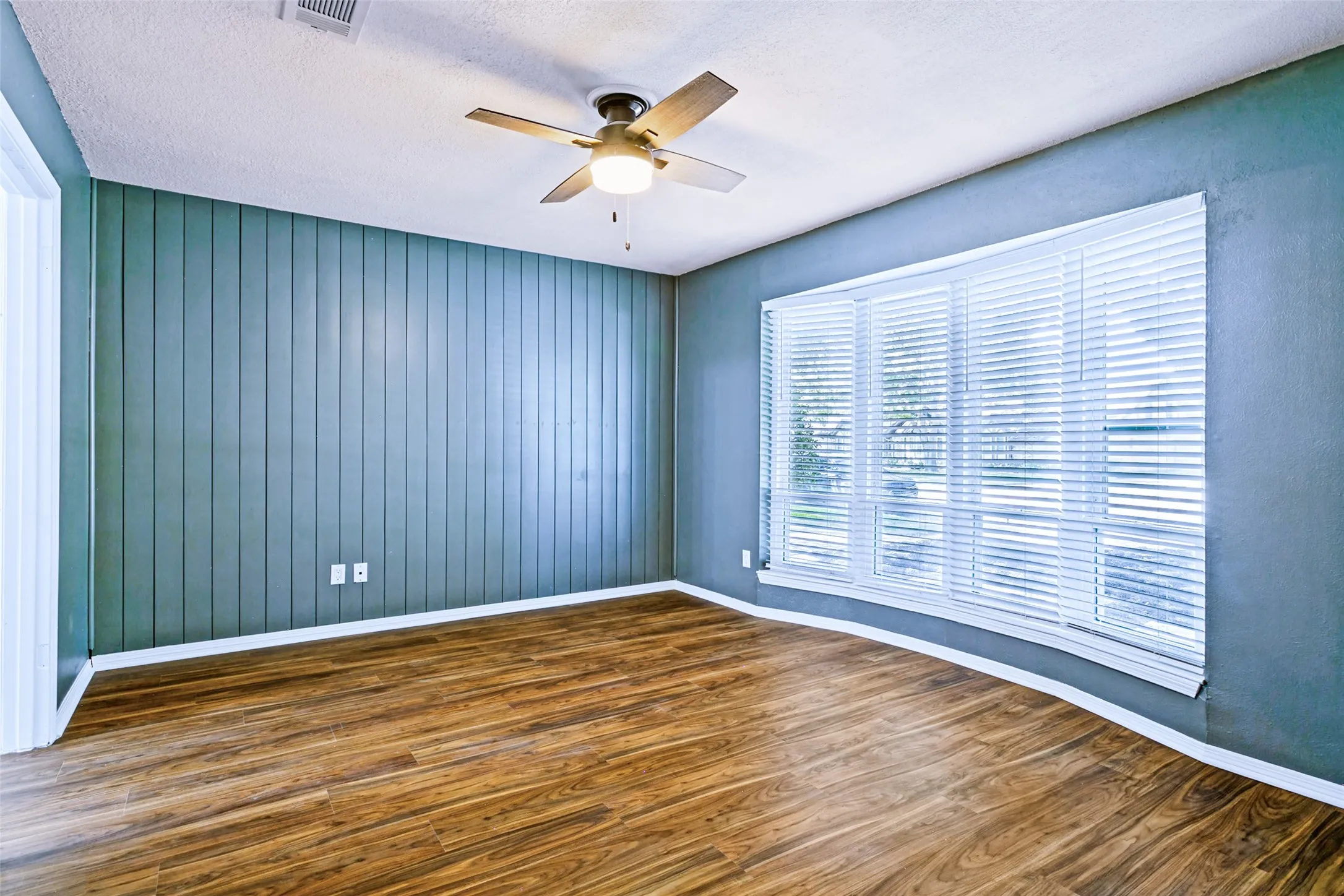 Single Family Residence For Sale in Tarrant County , 333 W Louella Drive, Hurst, Texas 76054, 3 Bedroom, 3 Bathroom, 2 Garage spaces, 1,866 Sqft, built in 1978, mls#21313178, Real Estate Agent in Hurst, Homes For Sale in Tarrant county, Homes For Sale in Hurst, Realtor in Hurst Texas, Real Estate Brokerage Independent Realty Texas, Luminita Cordes Realtor