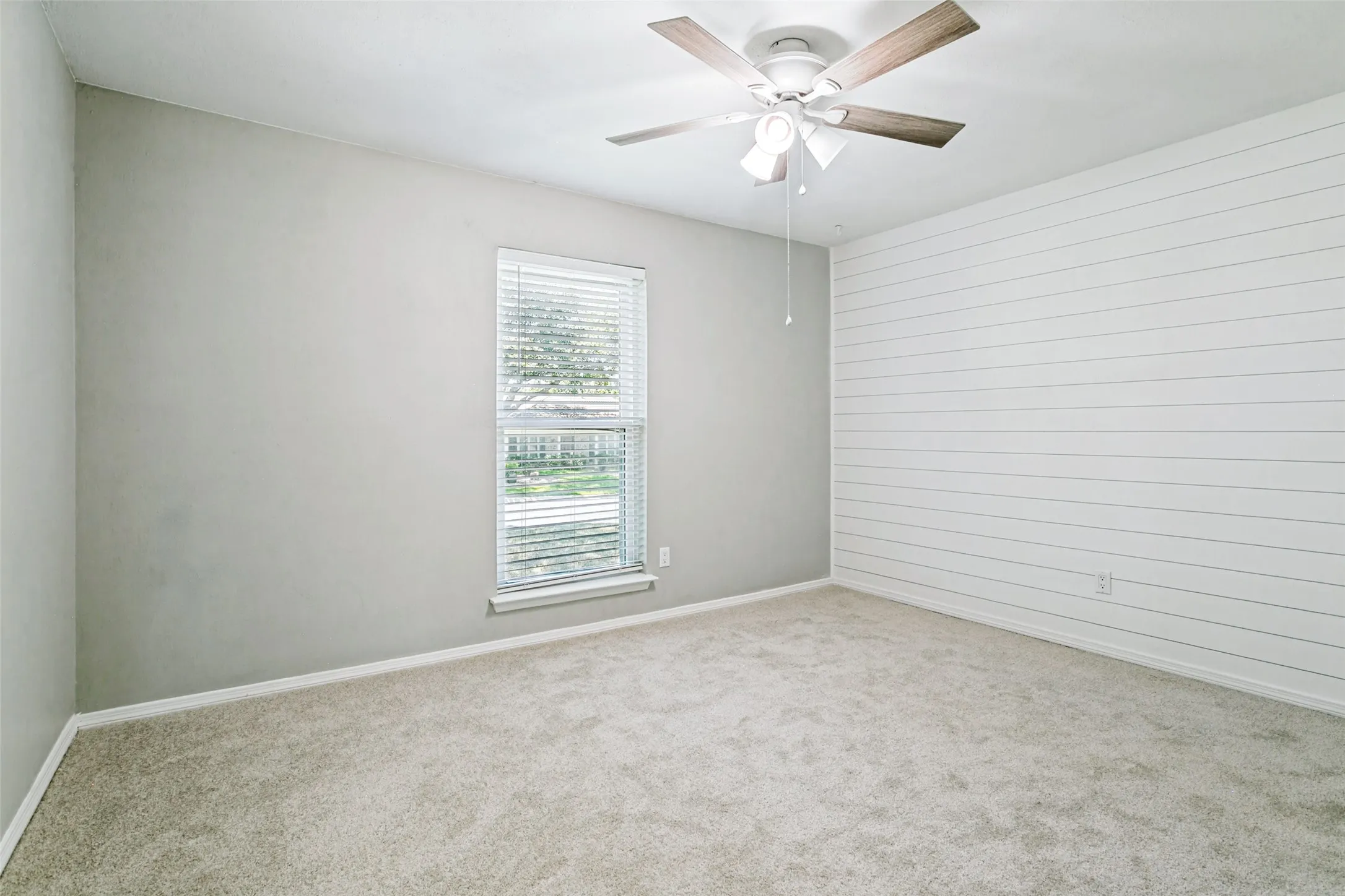 Single Family Residence For Sale in Tarrant County , 333 W Louella Drive, Hurst, Texas 76054, 3 Bedroom, 3 Bathroom, 2 Garage spaces, 1,866 Sqft, built in 1978, mls#21313178, Real Estate Agent in Hurst, Homes For Sale in Tarrant county, Homes For Sale in Hurst, Realtor in Hurst Texas, Real Estate Brokerage Independent Realty Texas, Luminita Cordes Realtor