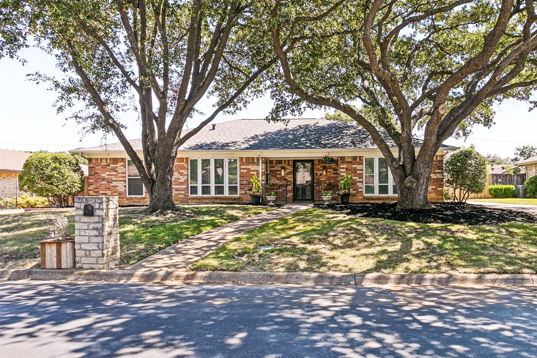 Single Family Residence For Sale in Tarrant County , 333 W Louella Drive, Hurst, Texas 76054, 3 Bedroom, 3 Bathroom, 2 Garage spaces, 1,866 Sqft, built in 1978, mls#21313178, Real Estate Agent in Hurst, Homes For Sale in Tarrant county, Homes For Sale in Hurst, Realtor in Hurst Texas, Real Estate Brokerage Independent Realty Texas, Luminita Cordes Realtor