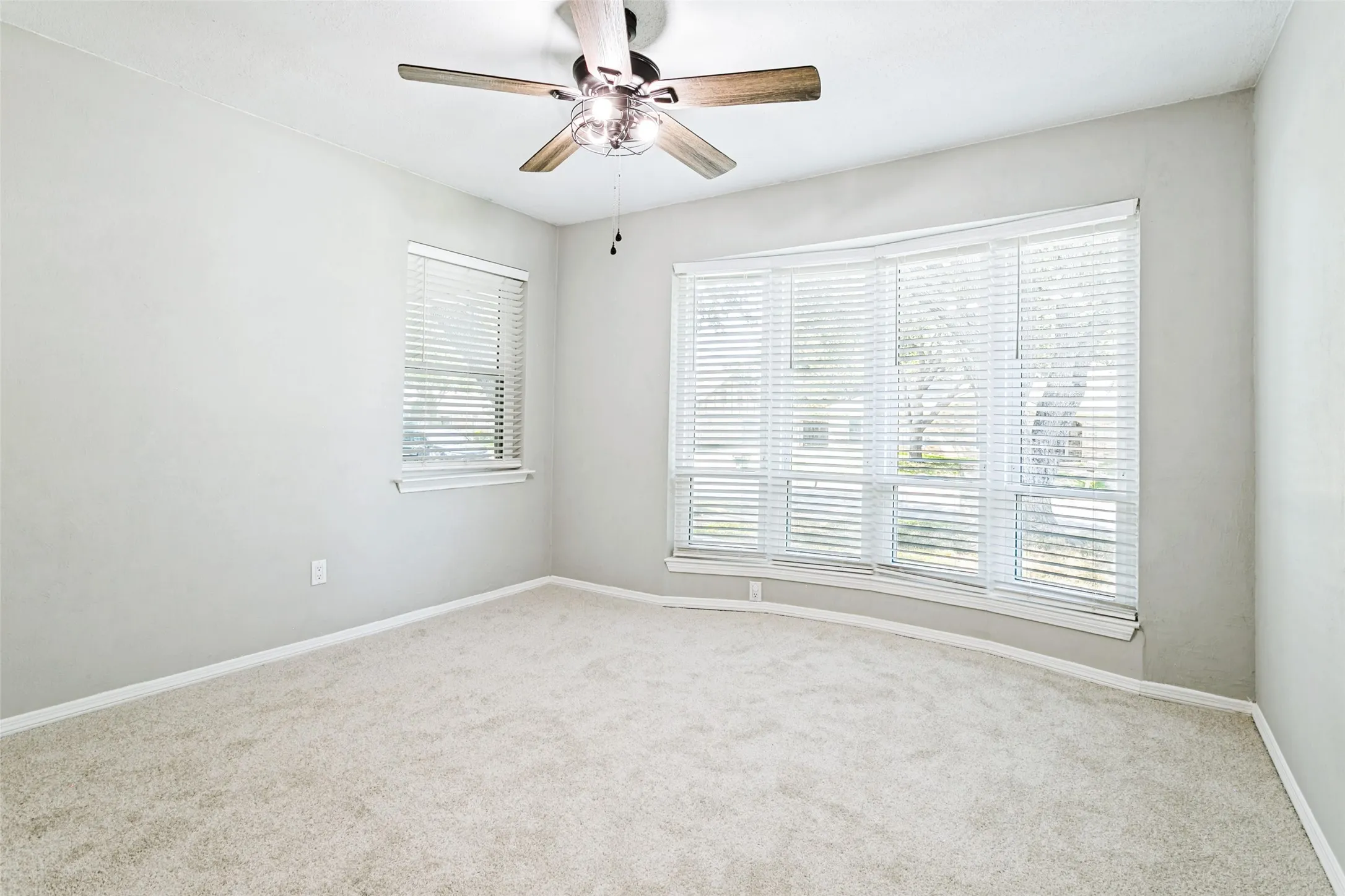 Single Family Residence For Sale in Tarrant County , 333 W Louella Drive, Hurst, Texas 76054, 3 Bedroom, 3 Bathroom, 2 Garage spaces, 1,866 Sqft, built in 1978, mls#21313178, Real Estate Agent in Hurst, Homes For Sale in Tarrant county, Homes For Sale in Hurst, Realtor in Hurst Texas, Real Estate Brokerage Independent Realty Texas, Luminita Cordes Realtor