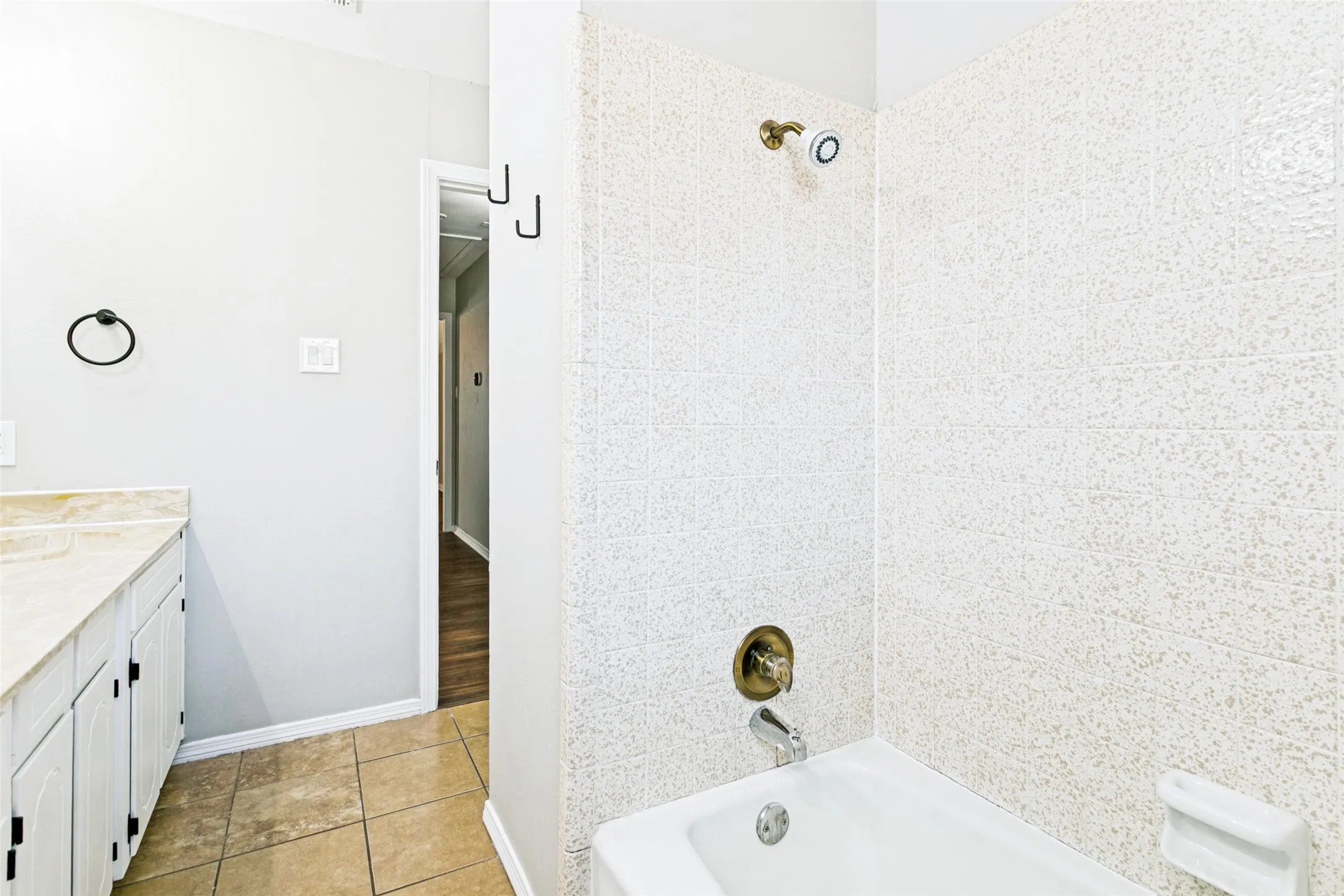 Single Family Residence For Sale in Tarrant County , 333 W Louella Drive, Hurst, Texas 76054, 3 Bedroom, 3 Bathroom, 2 Garage spaces, 1,866 Sqft, built in 1978, mls#21313178, Real Estate Agent in Hurst, Homes For Sale in Tarrant county, Homes For Sale in Hurst, Realtor in Hurst Texas, Real Estate Brokerage Independent Realty Texas, Luminita Cordes Realtor