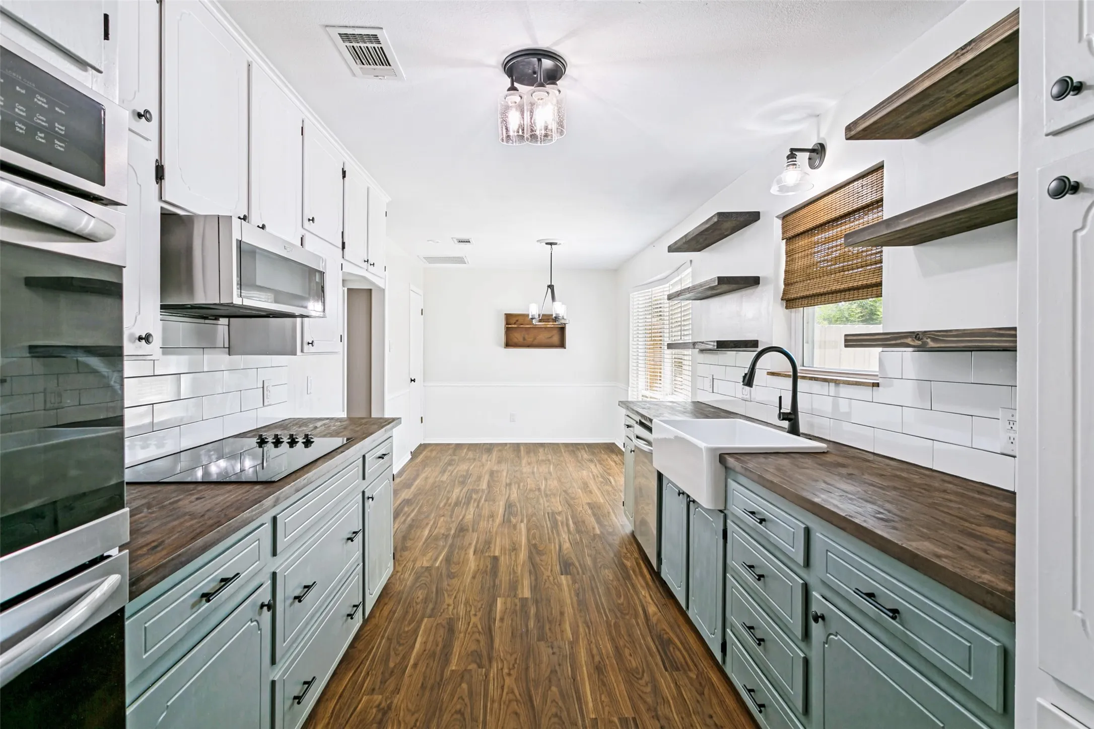 Single Family Residence For Sale in Tarrant County , 333 W Louella Drive, Hurst, Texas 76054, 3 Bedroom, 3 Bathroom, 2 Garage spaces, 1,866 Sqft, built in 1978, mls#21313178, Real Estate Agent in Hurst, Homes For Sale in Tarrant county, Homes For Sale in Hurst, Realtor in Hurst Texas, Real Estate Brokerage Independent Realty Texas, Luminita Cordes Realtor
