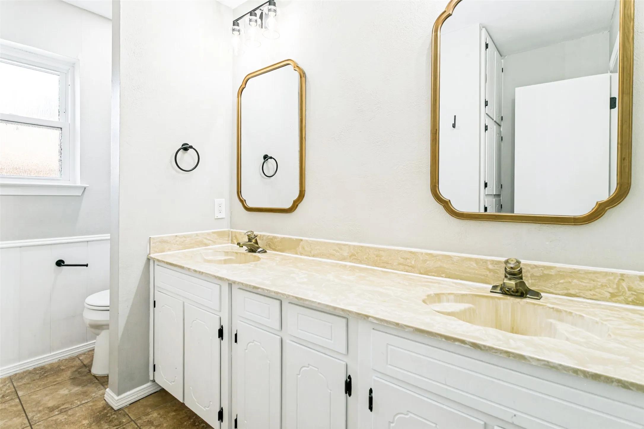 Single Family Residence For Sale in Tarrant County , 333 W Louella Drive, Hurst, Texas 76054, 3 Bedroom, 3 Bathroom, 2 Garage spaces, 1,866 Sqft, built in 1978, mls#21313178, Real Estate Agent in Hurst, Homes For Sale in Tarrant county, Homes For Sale in Hurst, Realtor in Hurst Texas, Real Estate Brokerage Independent Realty Texas, Luminita Cordes Realtor
