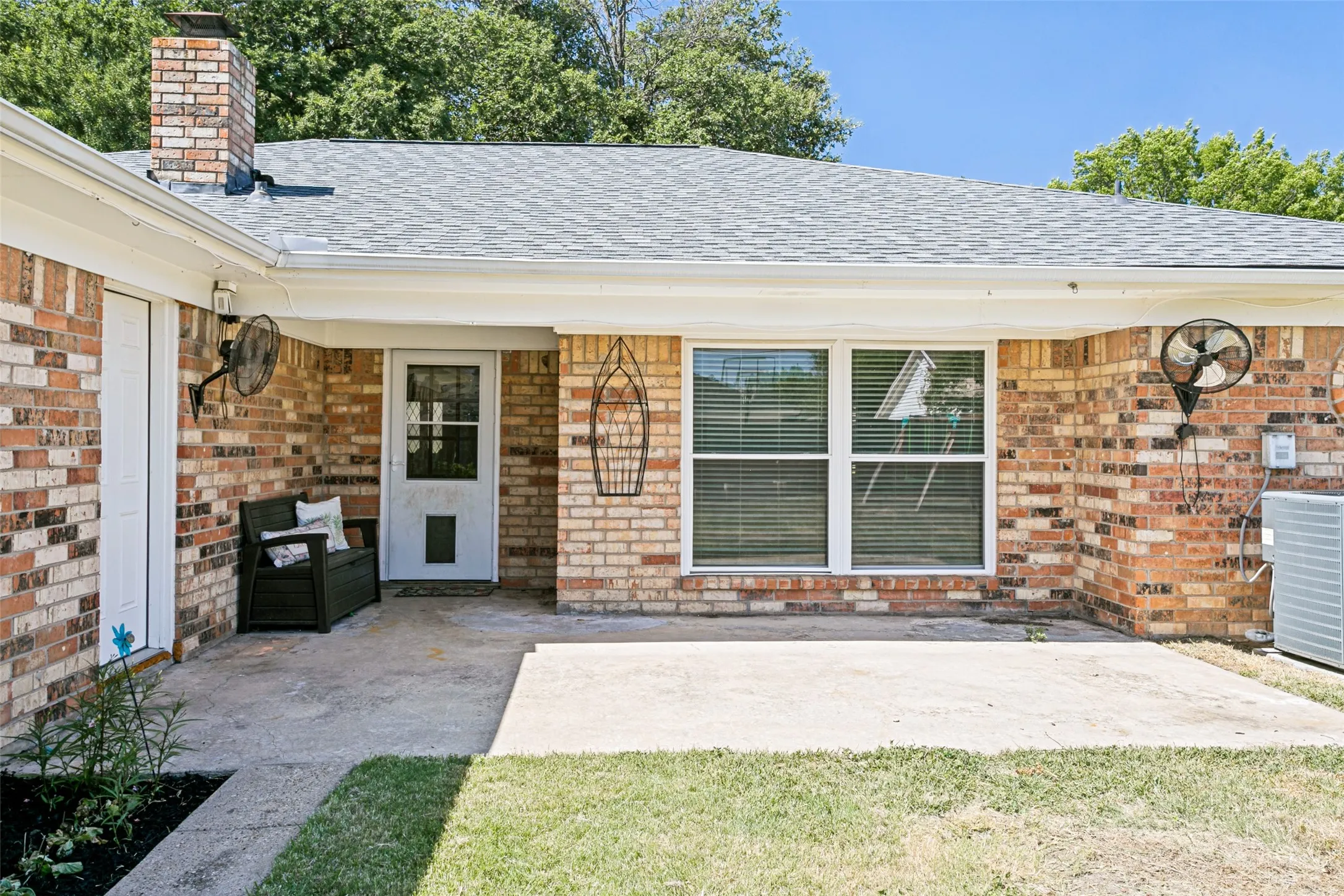 Single Family Residence For Sale in Tarrant County , 333 W Louella Drive, Hurst, Texas 76054, 3 Bedroom, 3 Bathroom, 2 Garage spaces, 1,866 Sqft, built in 1978, mls#21313178, Real Estate Agent in Hurst, Homes For Sale in Tarrant county, Homes For Sale in Hurst, Realtor in Hurst Texas, Real Estate Brokerage Independent Realty Texas, Luminita Cordes Realtor