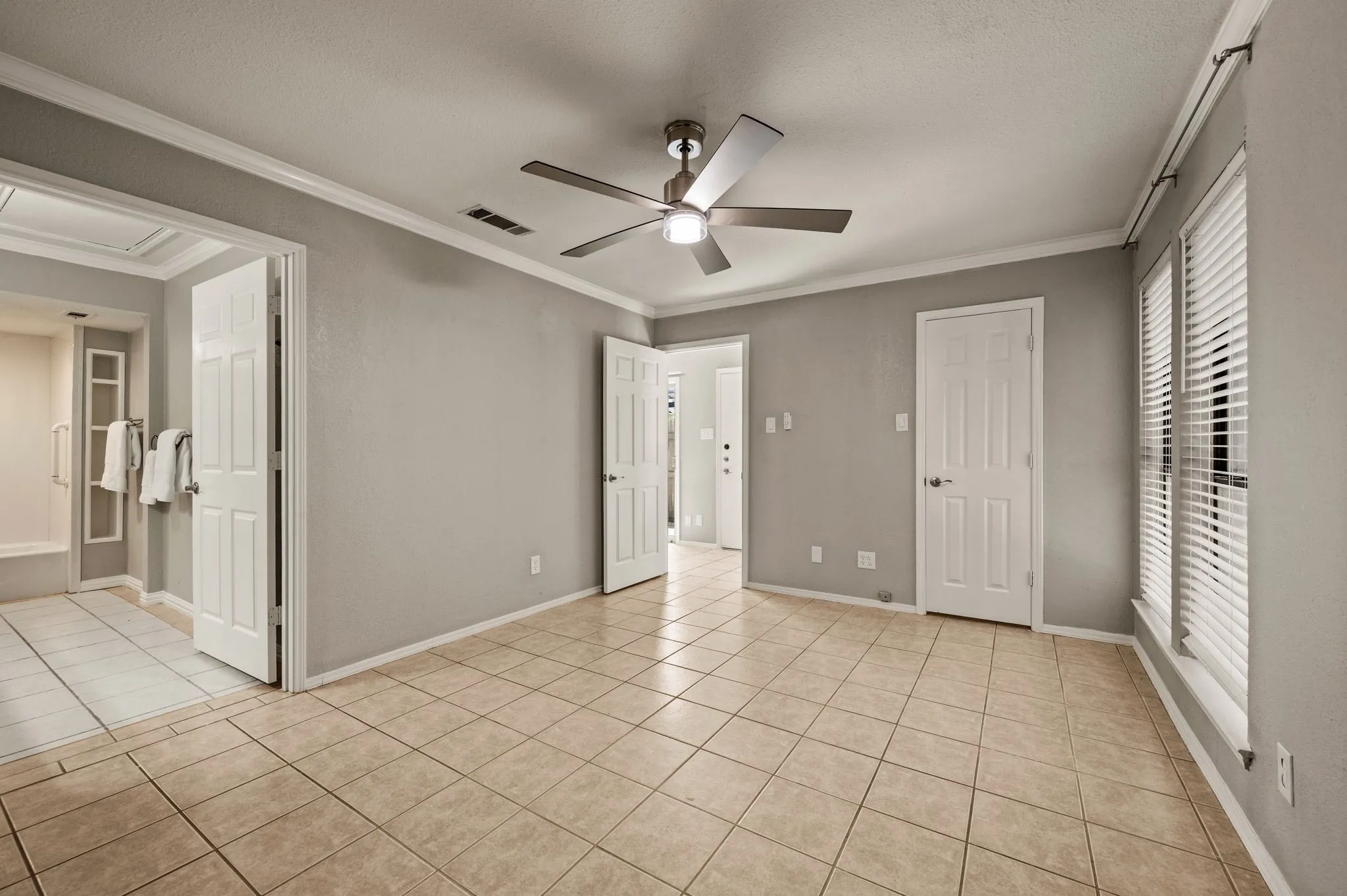 Condominium For Sale in Tarrant County , 2320 Torrington Drive C, Arlington, Texas 76012, 1 Bedroom, 2 Bathroom, Garage spaces, 851 Sqft, built in 1981, mls#21334921, Real Estate Agent in Arlington, Homes For Sale in Tarrant county, Homes For Sale in Arlington, Realtor in Arlington Texas, Real Estate Brokerage Independent Realty Texas, Luminita Cordes Realtor