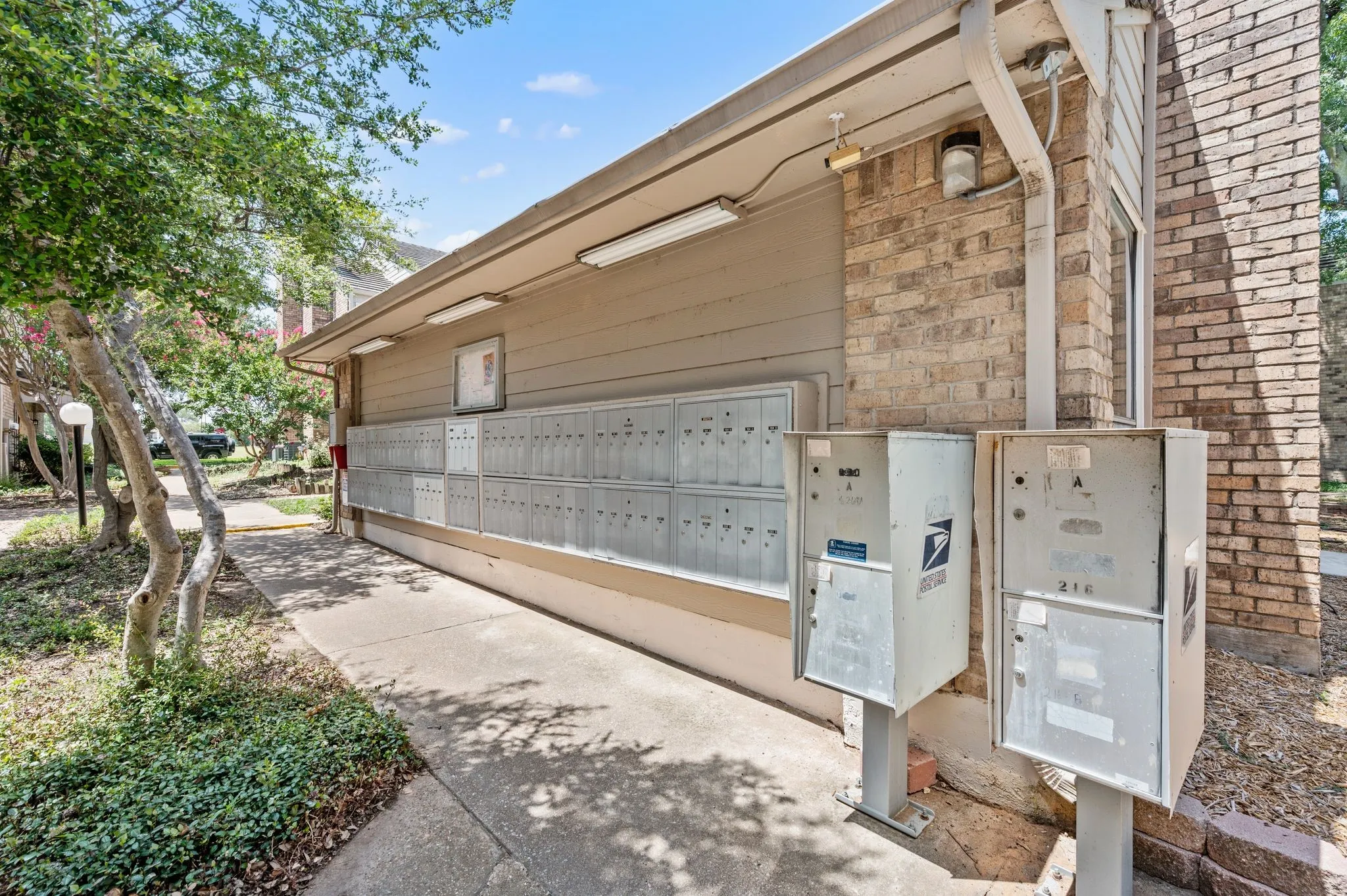 Condominium For Sale in Tarrant County , 2320 Torrington Drive C, Arlington, Texas 76012, 1 Bedroom, 2 Bathroom, Garage spaces, 851 Sqft, built in 1981, mls#21334921, Real Estate Agent in Arlington, Homes For Sale in Tarrant county, Homes For Sale in Arlington, Realtor in Arlington Texas, Real Estate Brokerage Independent Realty Texas, Luminita Cordes Realtor