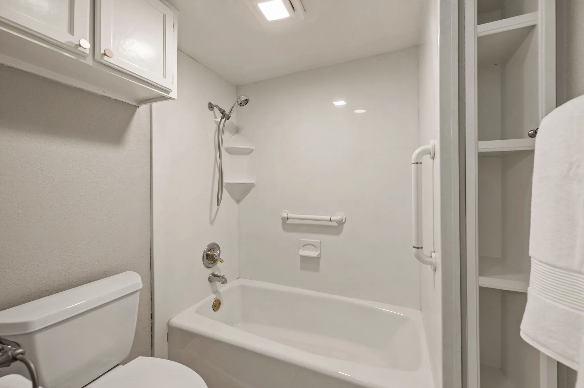 Condominium For Sale in Tarrant County , 2320 Torrington Drive C, Arlington, Texas 76012, 1 Bedroom, 2 Bathroom, Garage spaces, 851 Sqft, built in 1981, mls#21334921, Real Estate Agent in Arlington, Homes For Sale in Tarrant county, Homes For Sale in Arlington, Realtor in Arlington Texas, Real Estate Brokerage Independent Realty Texas, Luminita Cordes Realtor