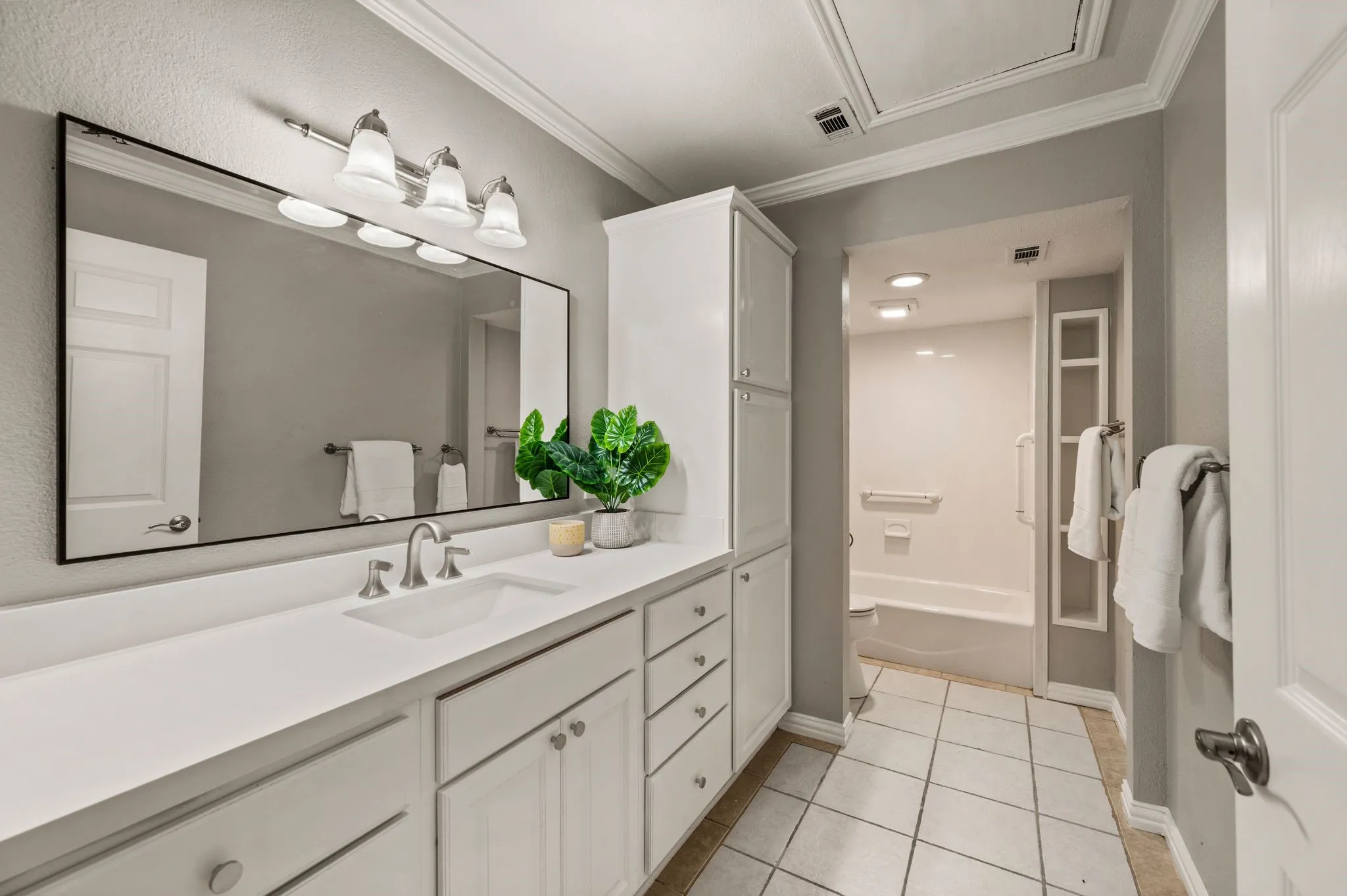 Condominium For Sale in Tarrant County , 2320 Torrington Drive C, Arlington, Texas 76012, 1 Bedroom, 2 Bathroom, Garage spaces, 851 Sqft, built in 1981, mls#21334921, Real Estate Agent in Arlington, Homes For Sale in Tarrant county, Homes For Sale in Arlington, Realtor in Arlington Texas, Real Estate Brokerage Independent Realty Texas, Luminita Cordes Realtor