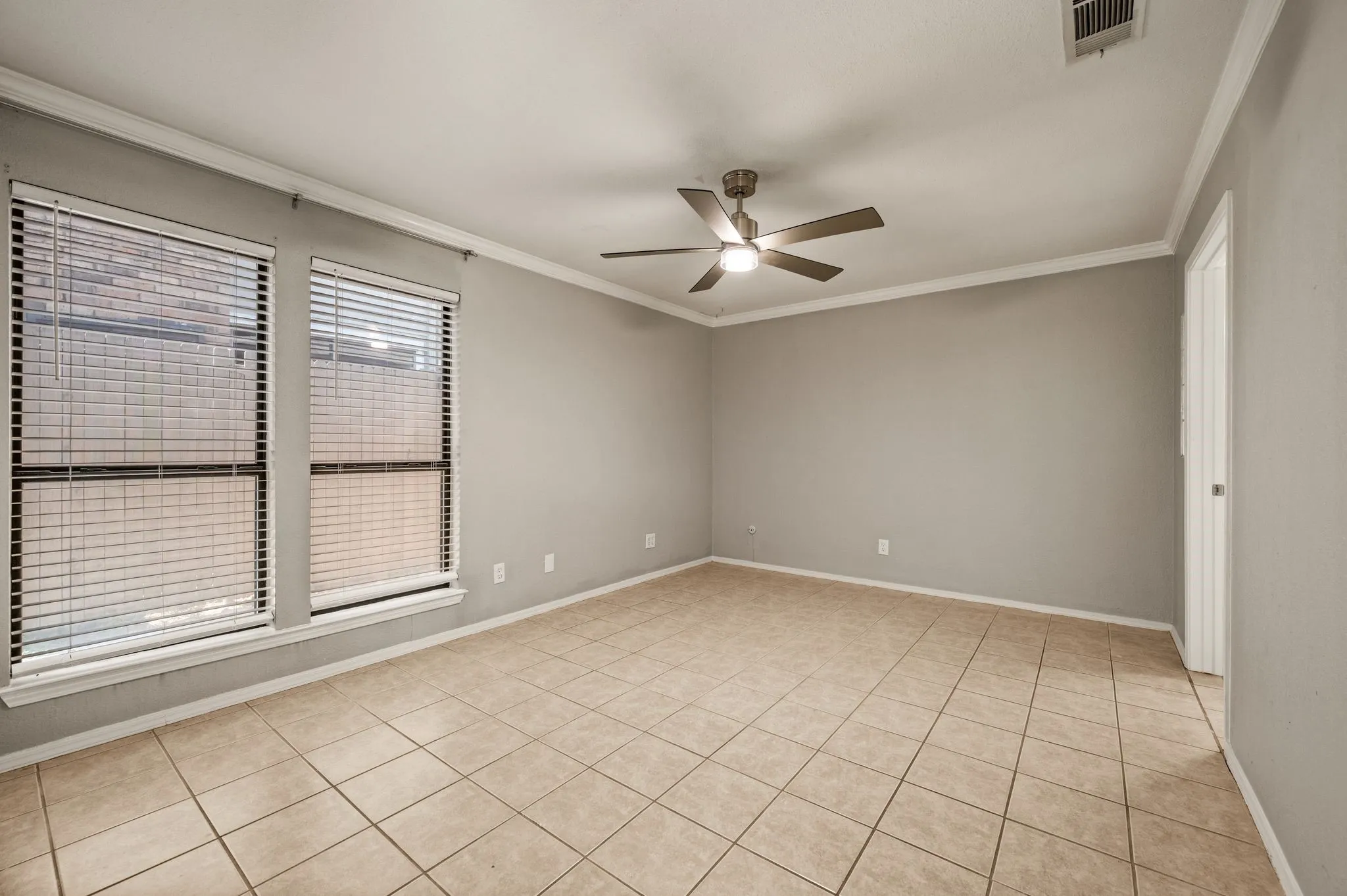 Condominium For Sale in Tarrant County , 2320 Torrington Drive C, Arlington, Texas 76012, 1 Bedroom, 2 Bathroom, Garage spaces, 851 Sqft, built in 1981, mls#21334921, Real Estate Agent in Arlington, Homes For Sale in Tarrant county, Homes For Sale in Arlington, Realtor in Arlington Texas, Real Estate Brokerage Independent Realty Texas, Luminita Cordes Realtor