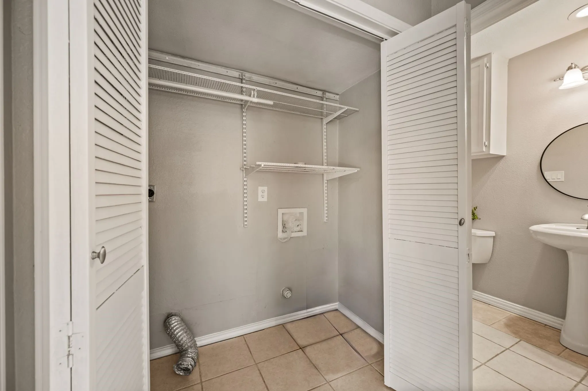 Condominium For Sale in Tarrant County , 2320 Torrington Drive C, Arlington, Texas 76012, 1 Bedroom, 2 Bathroom, Garage spaces, 851 Sqft, built in 1981, mls#21334921, Real Estate Agent in Arlington, Homes For Sale in Tarrant county, Homes For Sale in Arlington, Realtor in Arlington Texas, Real Estate Brokerage Independent Realty Texas, Luminita Cordes Realtor