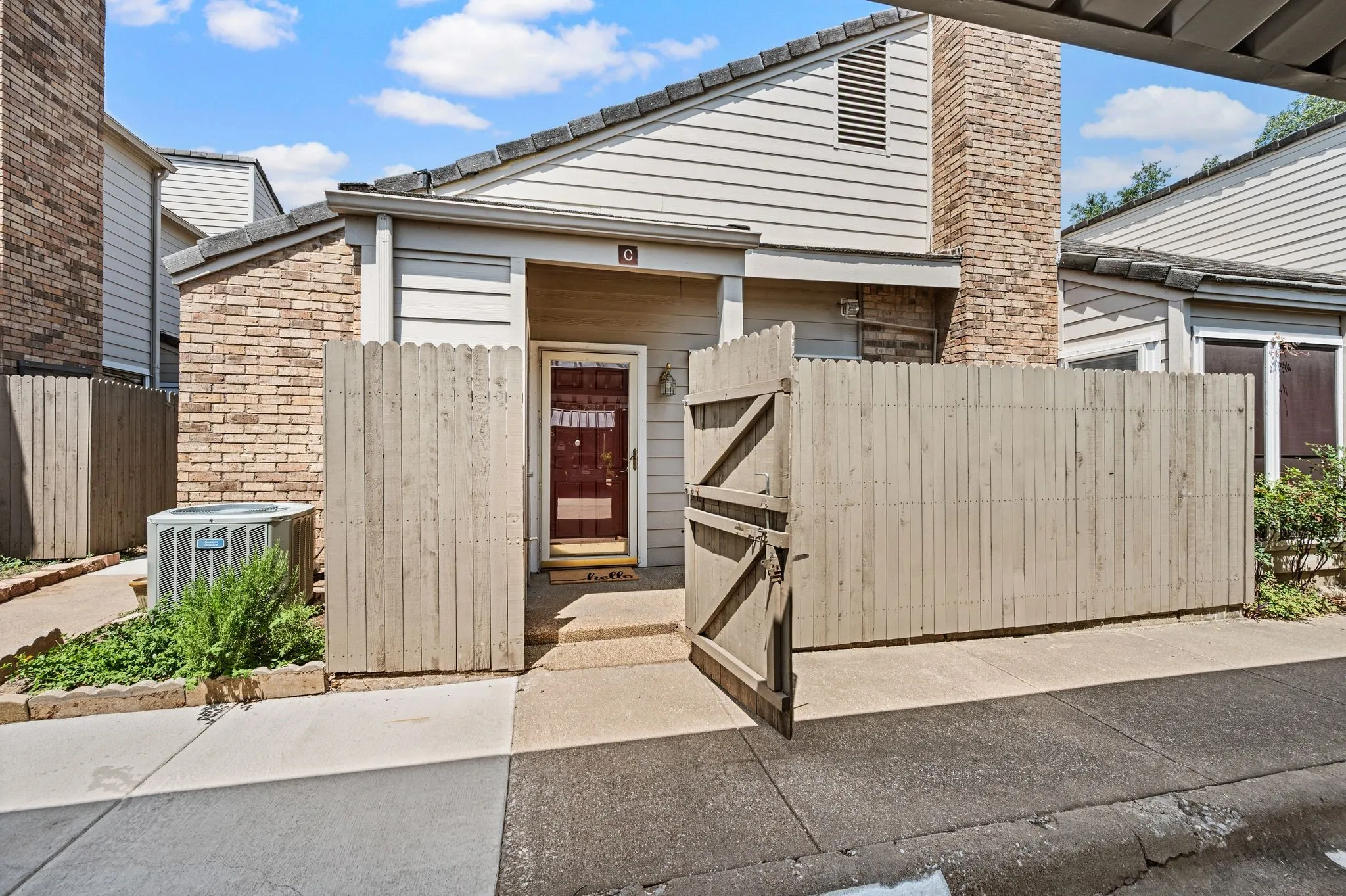 Condominium For Sale in Tarrant County , 2320 Torrington Drive C, Arlington, Texas 76012, 1 Bedroom, 2 Bathroom, Garage spaces, 851 Sqft, built in 1981, mls#21334921, Real Estate Agent in Arlington, Homes For Sale in Tarrant county, Homes For Sale in Arlington, Realtor in Arlington Texas, Real Estate Brokerage Independent Realty Texas, Luminita Cordes Realtor