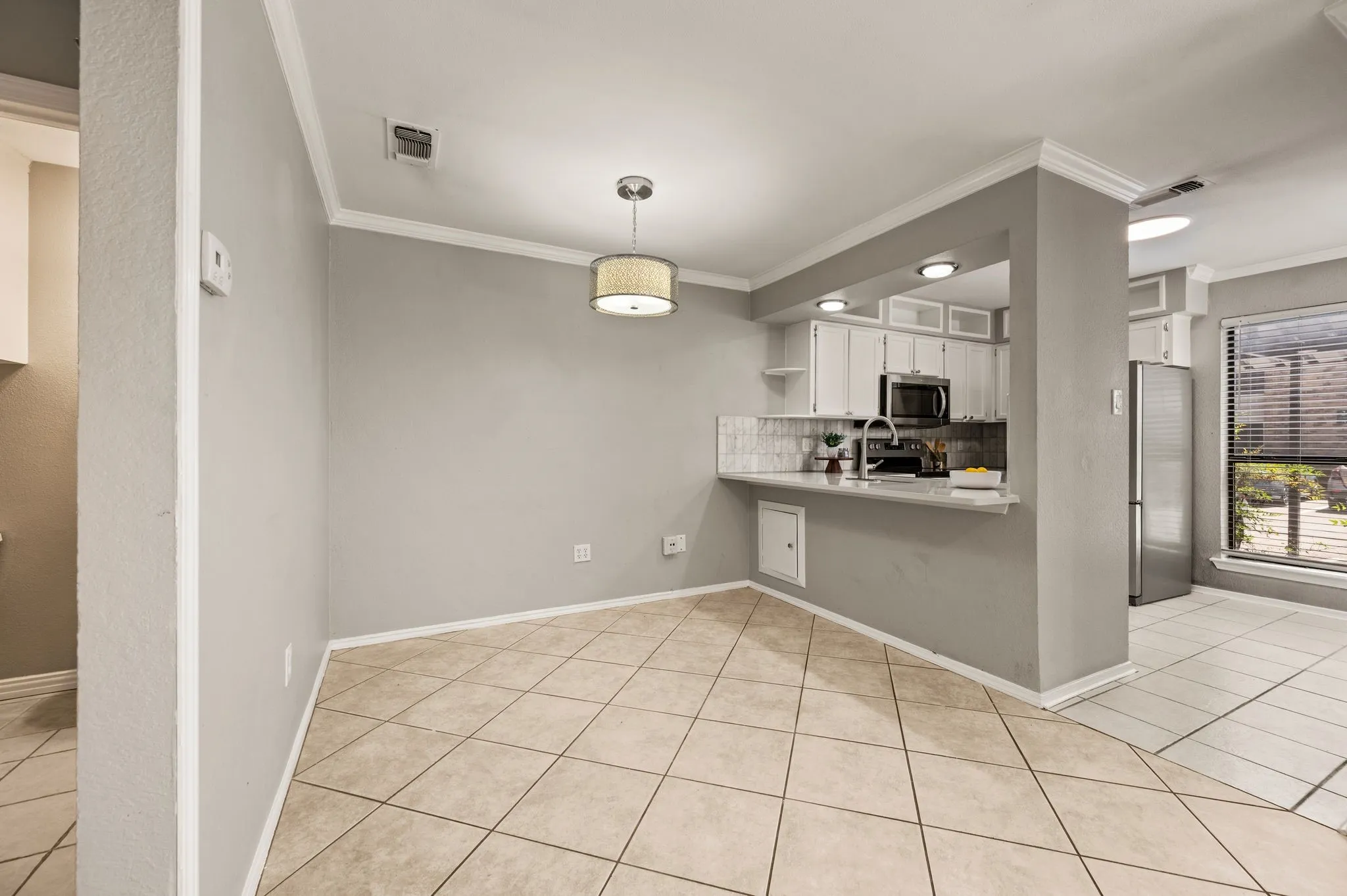 Condominium For Sale in Tarrant County , 2320 Torrington Drive C, Arlington, Texas 76012, 1 Bedroom, 2 Bathroom, Garage spaces, 851 Sqft, built in 1981, mls#21334921, Real Estate Agent in Arlington, Homes For Sale in Tarrant county, Homes For Sale in Arlington, Realtor in Arlington Texas, Real Estate Brokerage Independent Realty Texas, Luminita Cordes Realtor