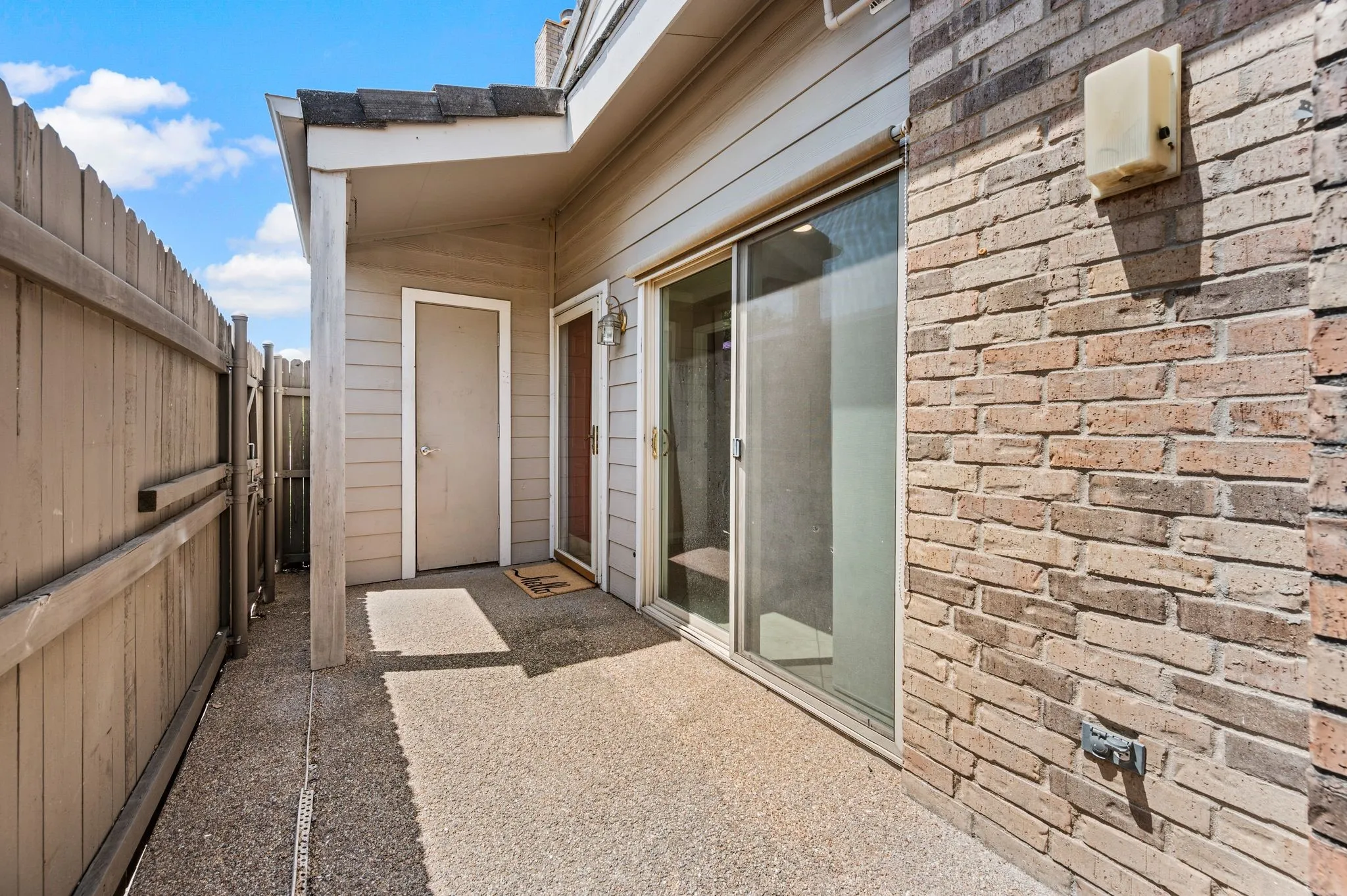 Condominium For Sale in Tarrant County , 2320 Torrington Drive C, Arlington, Texas 76012, 1 Bedroom, 2 Bathroom, Garage spaces, 851 Sqft, built in 1981, mls#21334921, Real Estate Agent in Arlington, Homes For Sale in Tarrant county, Homes For Sale in Arlington, Realtor in Arlington Texas, Real Estate Brokerage Independent Realty Texas, Luminita Cordes Realtor
