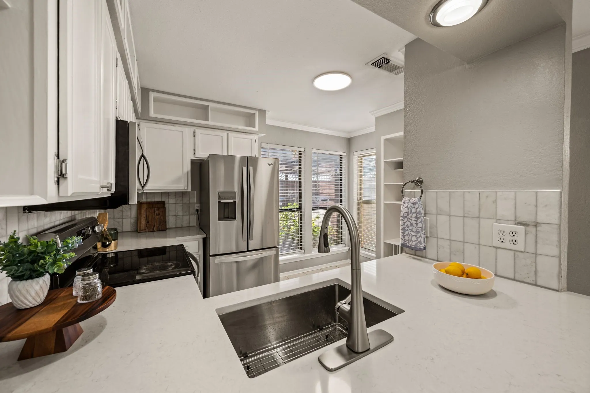 Condominium For Sale in Tarrant County , 2320 Torrington Drive C, Arlington, Texas 76012, 1 Bedroom, 2 Bathroom, Garage spaces, 851 Sqft, built in 1981, mls#21334921, Real Estate Agent in Arlington, Homes For Sale in Tarrant county, Homes For Sale in Arlington, Realtor in Arlington Texas, Real Estate Brokerage Independent Realty Texas, Luminita Cordes Realtor