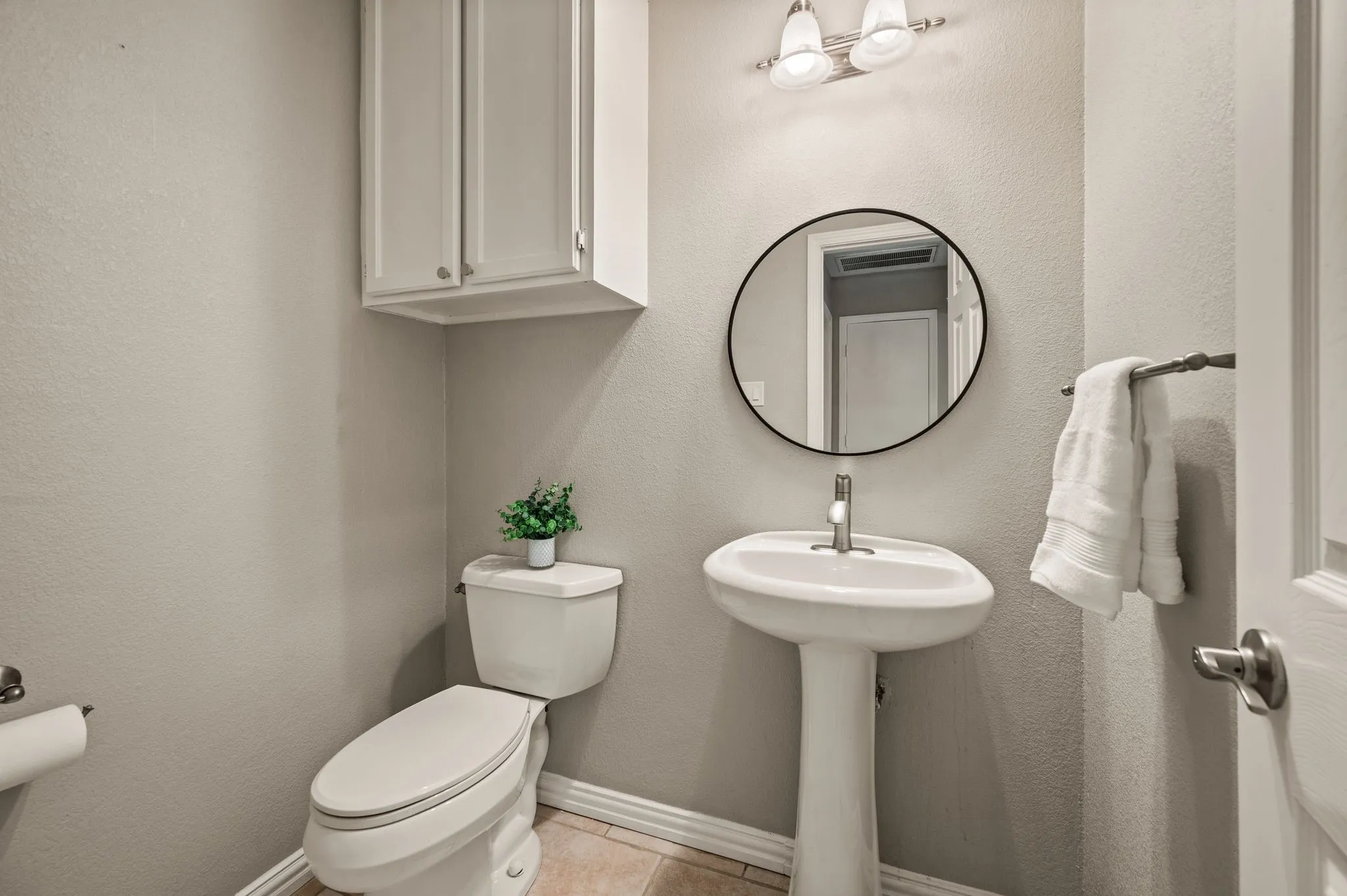 Condominium For Sale in Tarrant County , 2320 Torrington Drive C, Arlington, Texas 76012, 1 Bedroom, 2 Bathroom, Garage spaces, 851 Sqft, built in 1981, mls#21334921, Real Estate Agent in Arlington, Homes For Sale in Tarrant county, Homes For Sale in Arlington, Realtor in Arlington Texas, Real Estate Brokerage Independent Realty Texas, Luminita Cordes Realtor