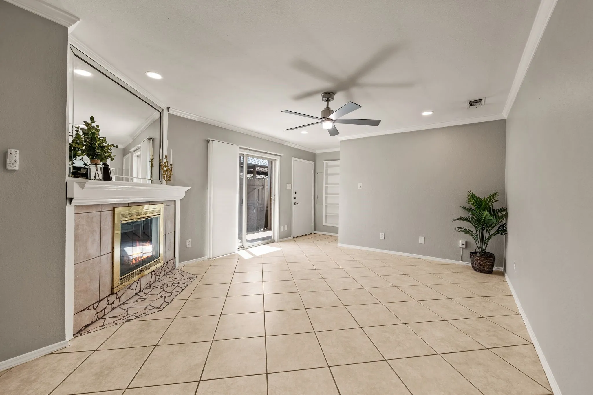Condominium For Sale in Tarrant County , 2320 Torrington Drive C, Arlington, Texas 76012, 1 Bedroom, 2 Bathroom, Garage spaces, 851 Sqft, built in 1981, mls#21334921, Real Estate Agent in Arlington, Homes For Sale in Tarrant county, Homes For Sale in Arlington, Realtor in Arlington Texas, Real Estate Brokerage Independent Realty Texas, Luminita Cordes Realtor