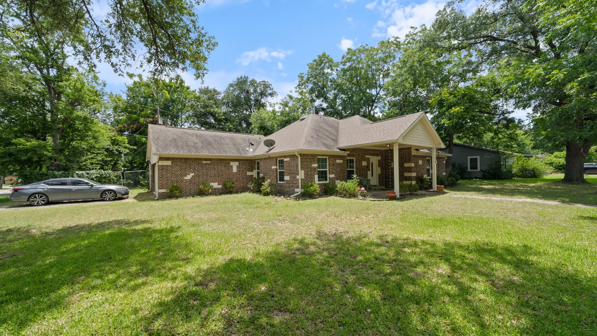 Single Family Residence For Sale in Kaufman County , 308 E 8th Street, Kaufman, Texas 75142, 3 Bedroom, 2 Bathroom, 2 Garage spaces, 1,666 Sqft, built in 1948, mls#21346568, Real Estate Agent in Kaufman, Homes For Sale in Kaufman county, Homes For Sale in Kaufman, Realtor in Kaufman Texas, Real Estate Brokerage Independent Realty Texas, Luminita Cordes Realtor