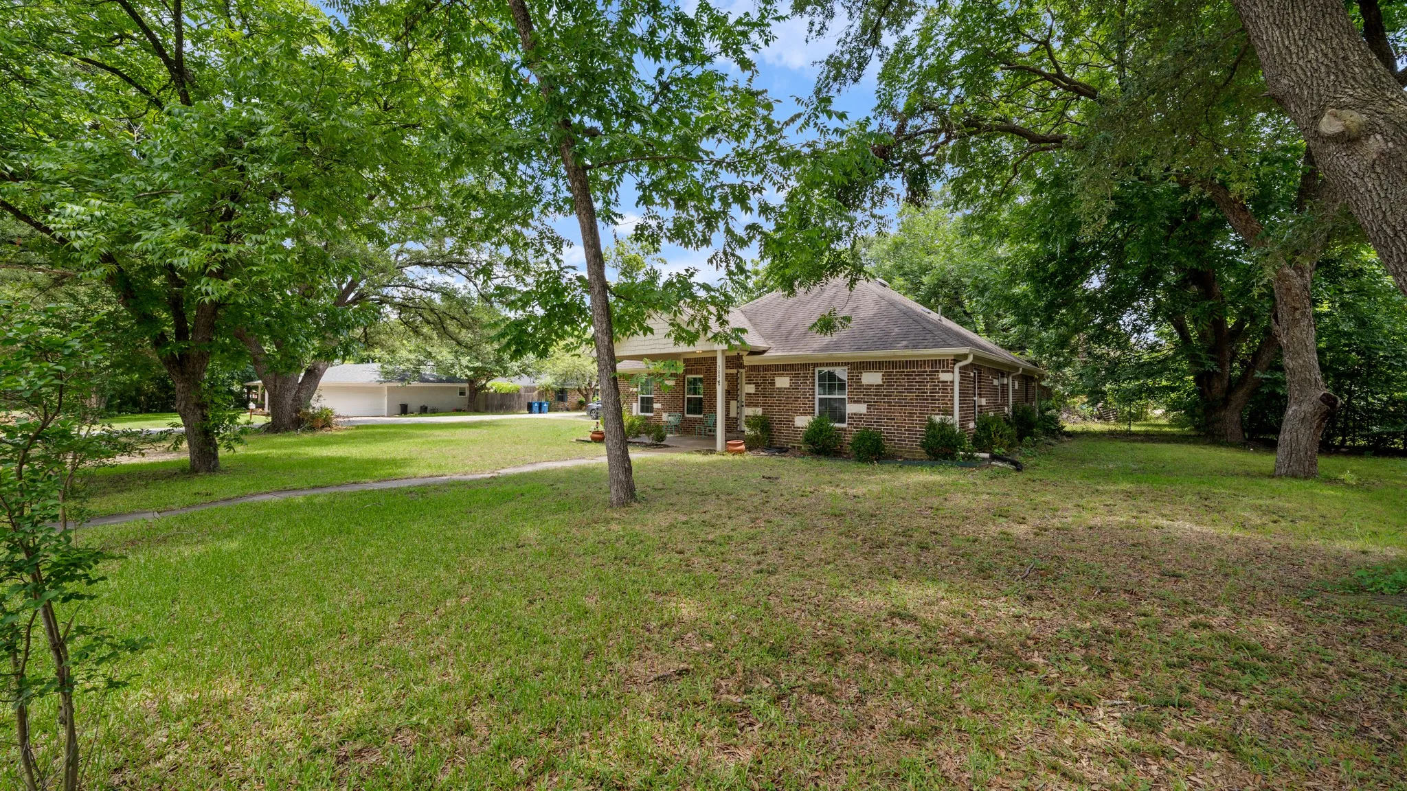 Single Family Residence For Sale in Kaufman County , 308 E 8th Street, Kaufman, Texas 75142, 3 Bedroom, 2 Bathroom, 2 Garage spaces, 1,666 Sqft, built in 1948, mls#21346568, Real Estate Agent in Kaufman, Homes For Sale in Kaufman county, Homes For Sale in Kaufman, Realtor in Kaufman Texas, Real Estate Brokerage Independent Realty Texas, Luminita Cordes Realtor