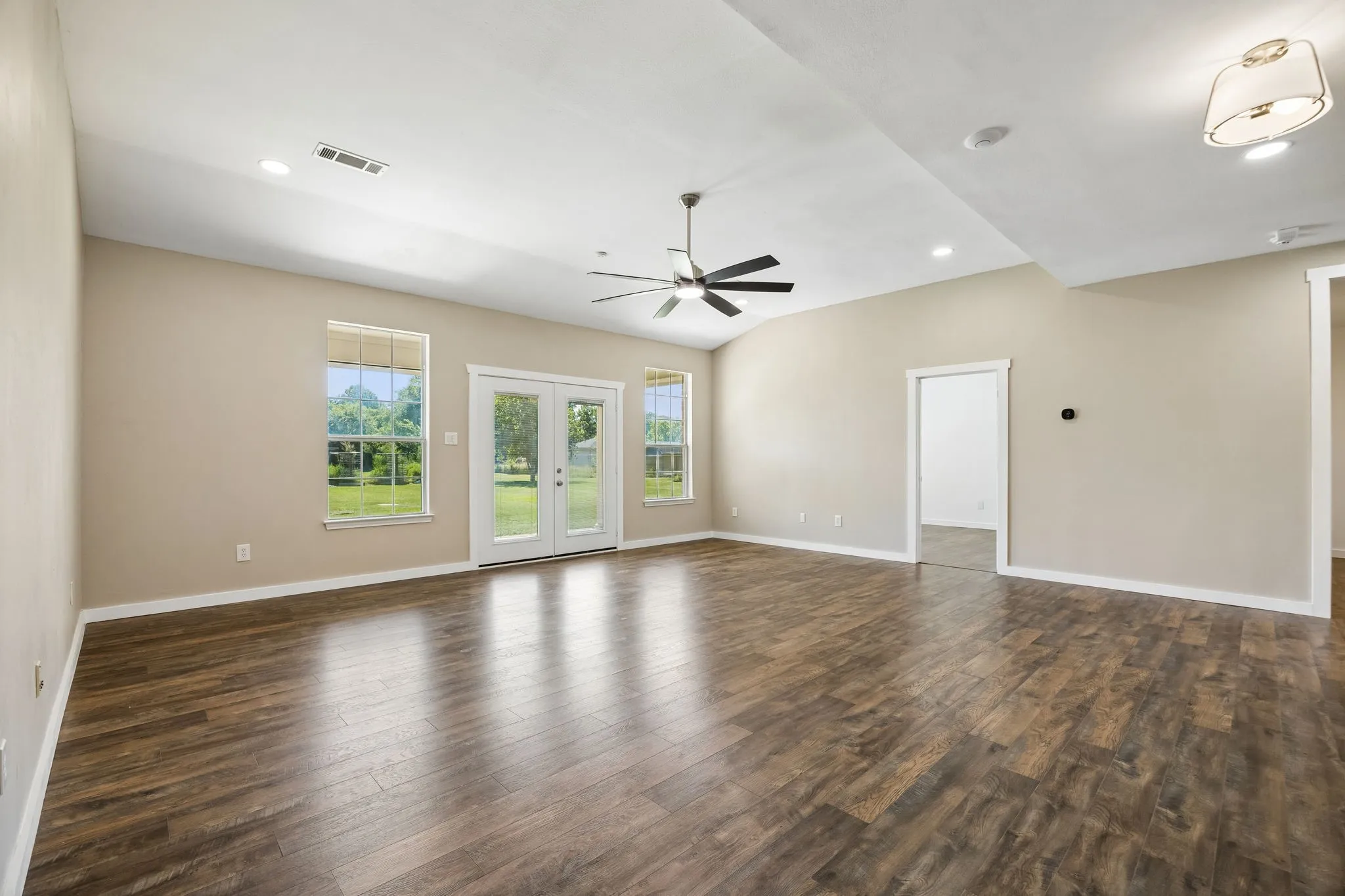 Single Family Residence For Sale in Johnson County , 2412 Chickering Road, Cleburne, Texas 76031, 6 Bedroom, 5 Bathroom, 2 Garage spaces, 4,299 Sqft, built in 2001, mls#21345938, Real Estate Agent in Cleburne, Homes For Sale in Johnson county, Homes For Sale in Cleburne, Realtor in Cleburne Texas, Real Estate Brokerage Independent Realty Texas, Luminita Cordes Realtor