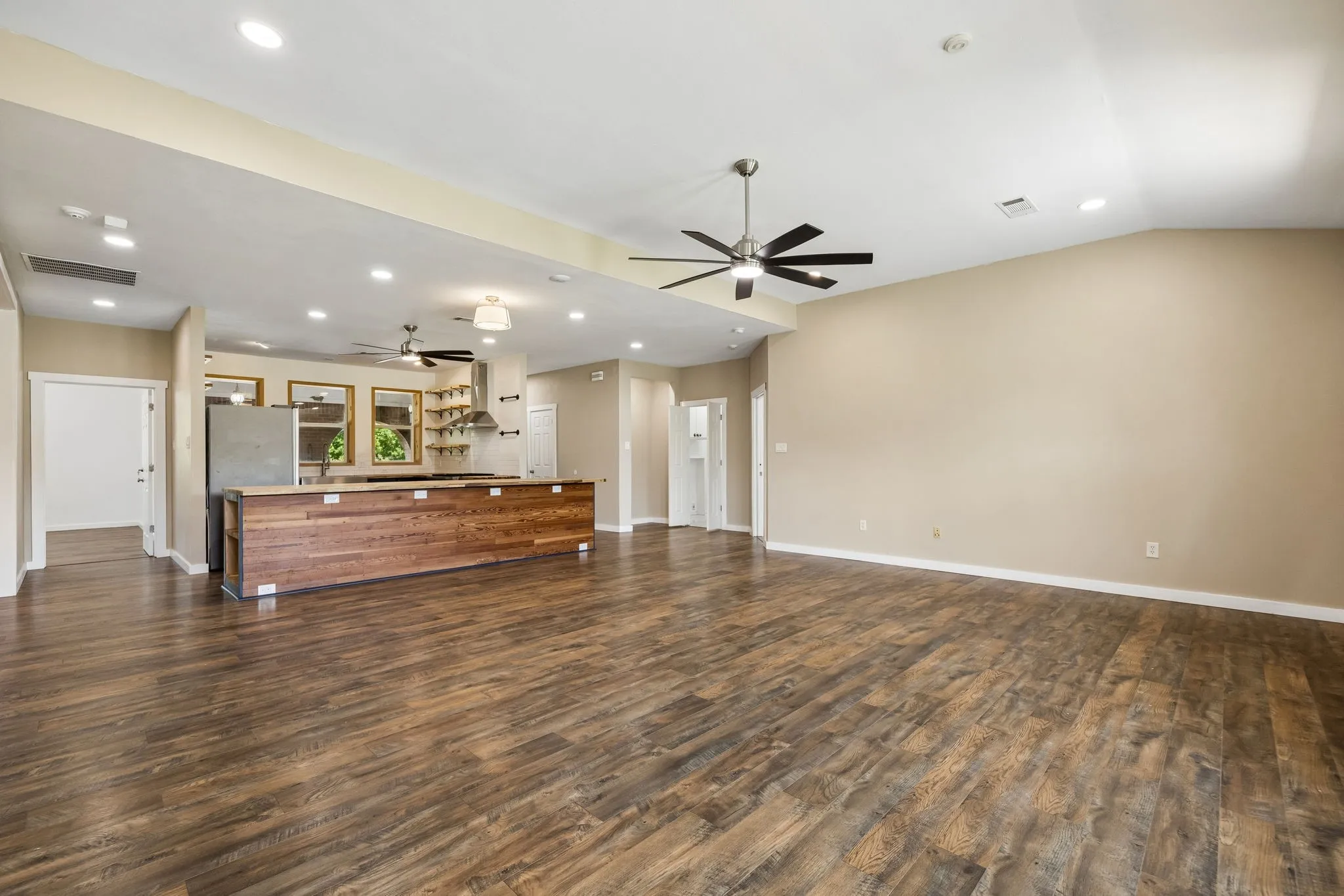 Single Family Residence For Sale in Johnson County , 2412 Chickering Road, Cleburne, Texas 76031, 6 Bedroom, 5 Bathroom, 2 Garage spaces, 4,299 Sqft, built in 2001, mls#21345938, Real Estate Agent in Cleburne, Homes For Sale in Johnson county, Homes For Sale in Cleburne, Realtor in Cleburne Texas, Real Estate Brokerage Independent Realty Texas, Luminita Cordes Realtor