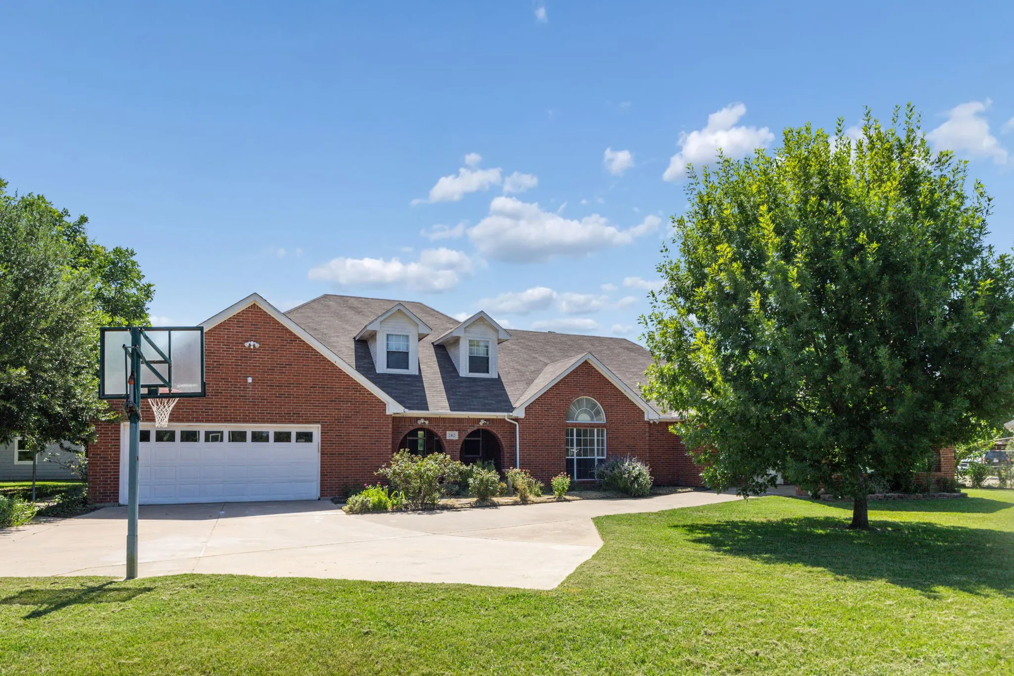 Single Family Residence For Sale in Johnson County , 2412 Chickering Road, Cleburne, Texas 76031, 6 Bedroom, 5 Bathroom, 2 Garage spaces, 4,299 Sqft, built in 2001, mls#21345938, Real Estate Agent in Cleburne, Homes For Sale in Johnson county, Homes For Sale in Cleburne, Realtor in Cleburne Texas, Real Estate Brokerage Independent Realty Texas, Luminita Cordes Realtor