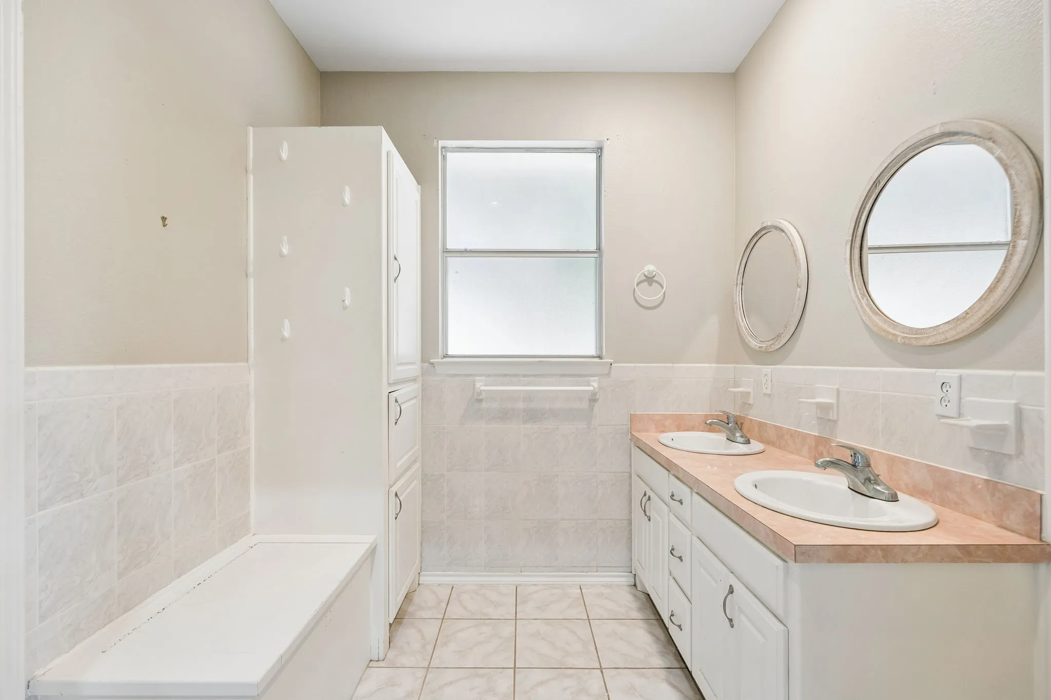 Single Family Residence For Sale in Johnson County , 2412 Chickering Road, Cleburne, Texas 76031, 6 Bedroom, 5 Bathroom, 2 Garage spaces, 4,299 Sqft, built in 2001, mls#21345938, Real Estate Agent in Cleburne, Homes For Sale in Johnson county, Homes For Sale in Cleburne, Realtor in Cleburne Texas, Real Estate Brokerage Independent Realty Texas, Luminita Cordes Realtor