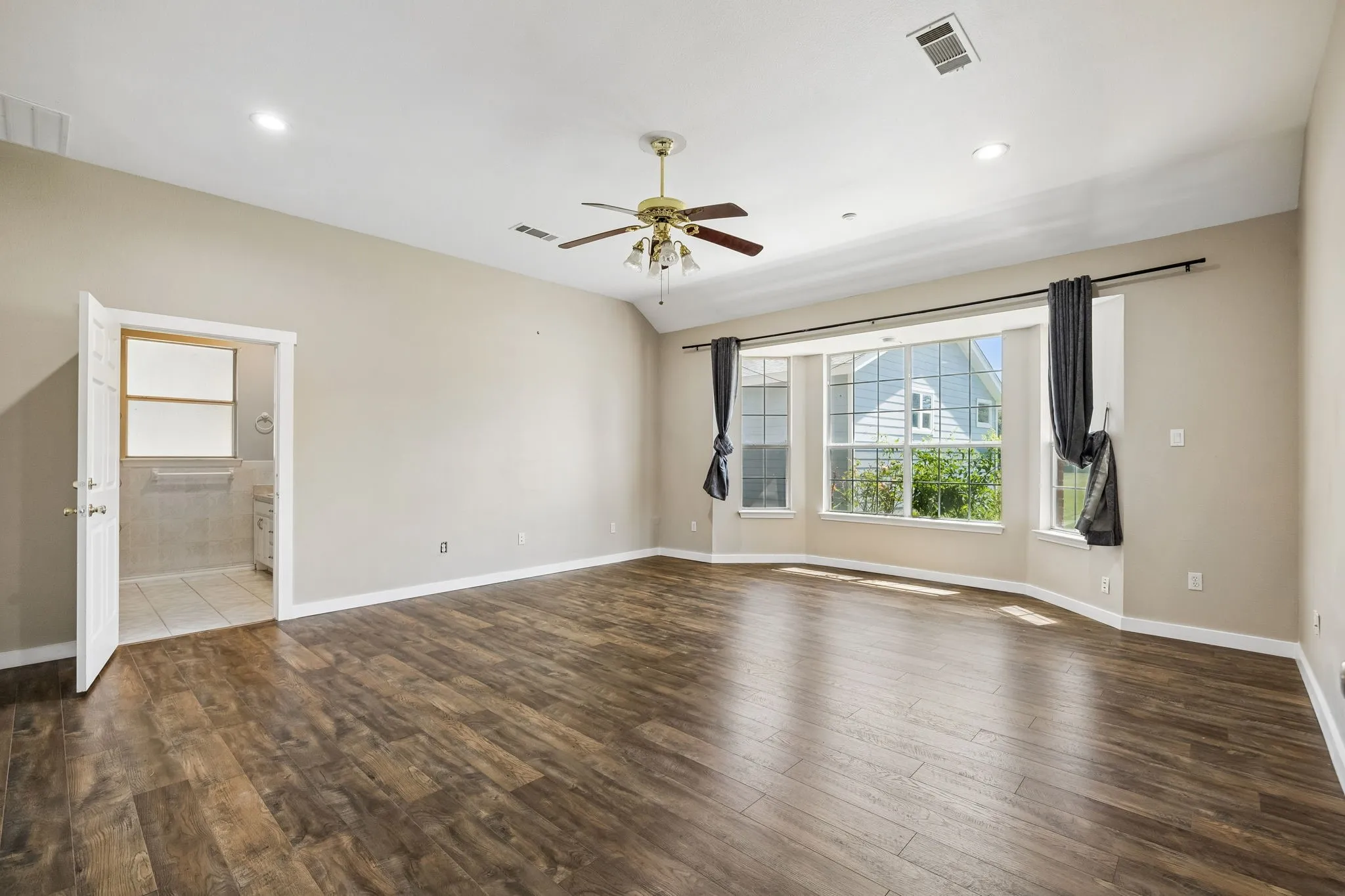 Single Family Residence For Sale in Johnson County , 2412 Chickering Road, Cleburne, Texas 76031, 6 Bedroom, 5 Bathroom, 2 Garage spaces, 4,299 Sqft, built in 2001, mls#21345938, Real Estate Agent in Cleburne, Homes For Sale in Johnson county, Homes For Sale in Cleburne, Realtor in Cleburne Texas, Real Estate Brokerage Independent Realty Texas, Luminita Cordes Realtor