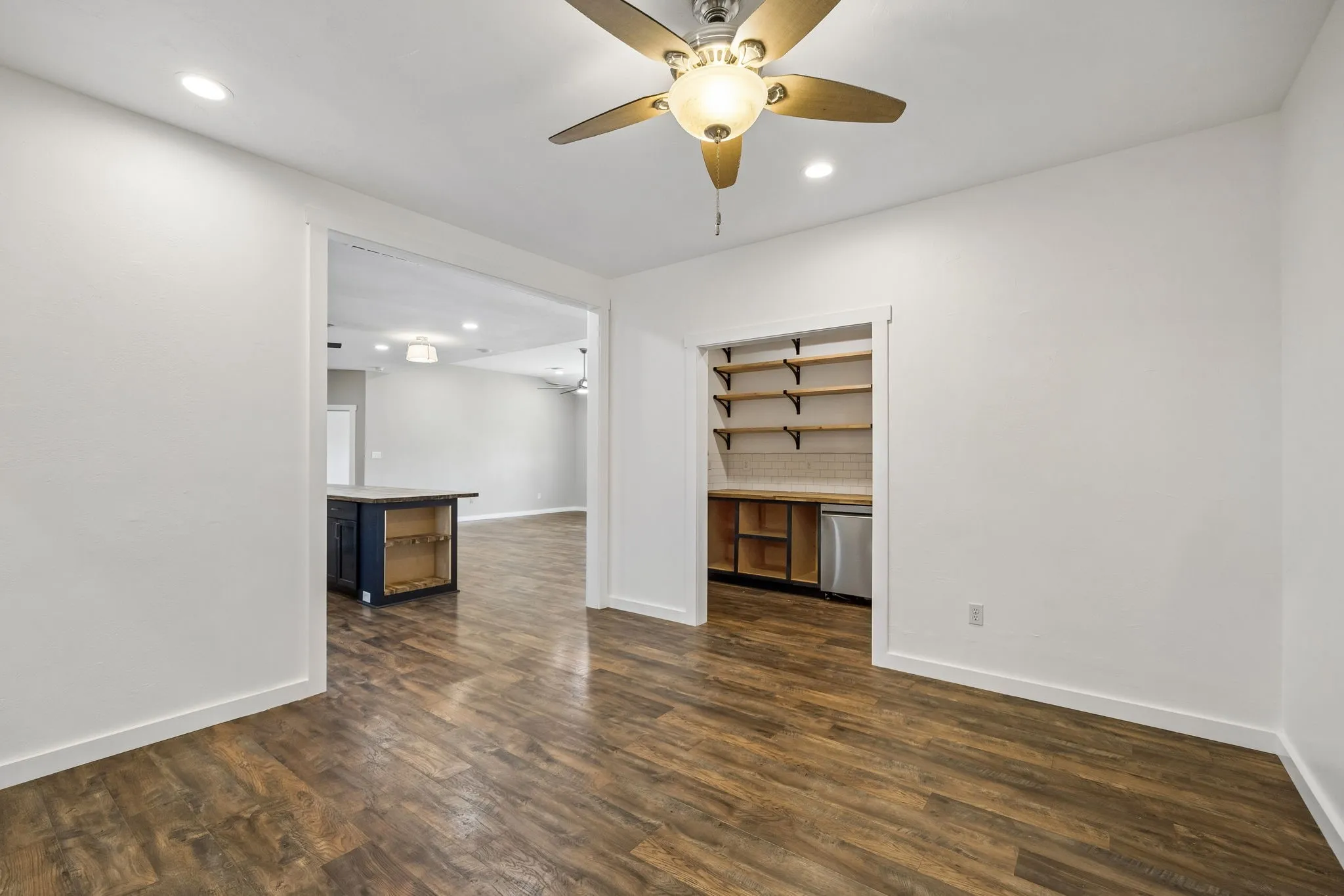 Single Family Residence For Sale in Johnson County , 2412 Chickering Road, Cleburne, Texas 76031, 6 Bedroom, 5 Bathroom, 2 Garage spaces, 4,299 Sqft, built in 2001, mls#21345938, Real Estate Agent in Cleburne, Homes For Sale in Johnson county, Homes For Sale in Cleburne, Realtor in Cleburne Texas, Real Estate Brokerage Independent Realty Texas, Luminita Cordes Realtor