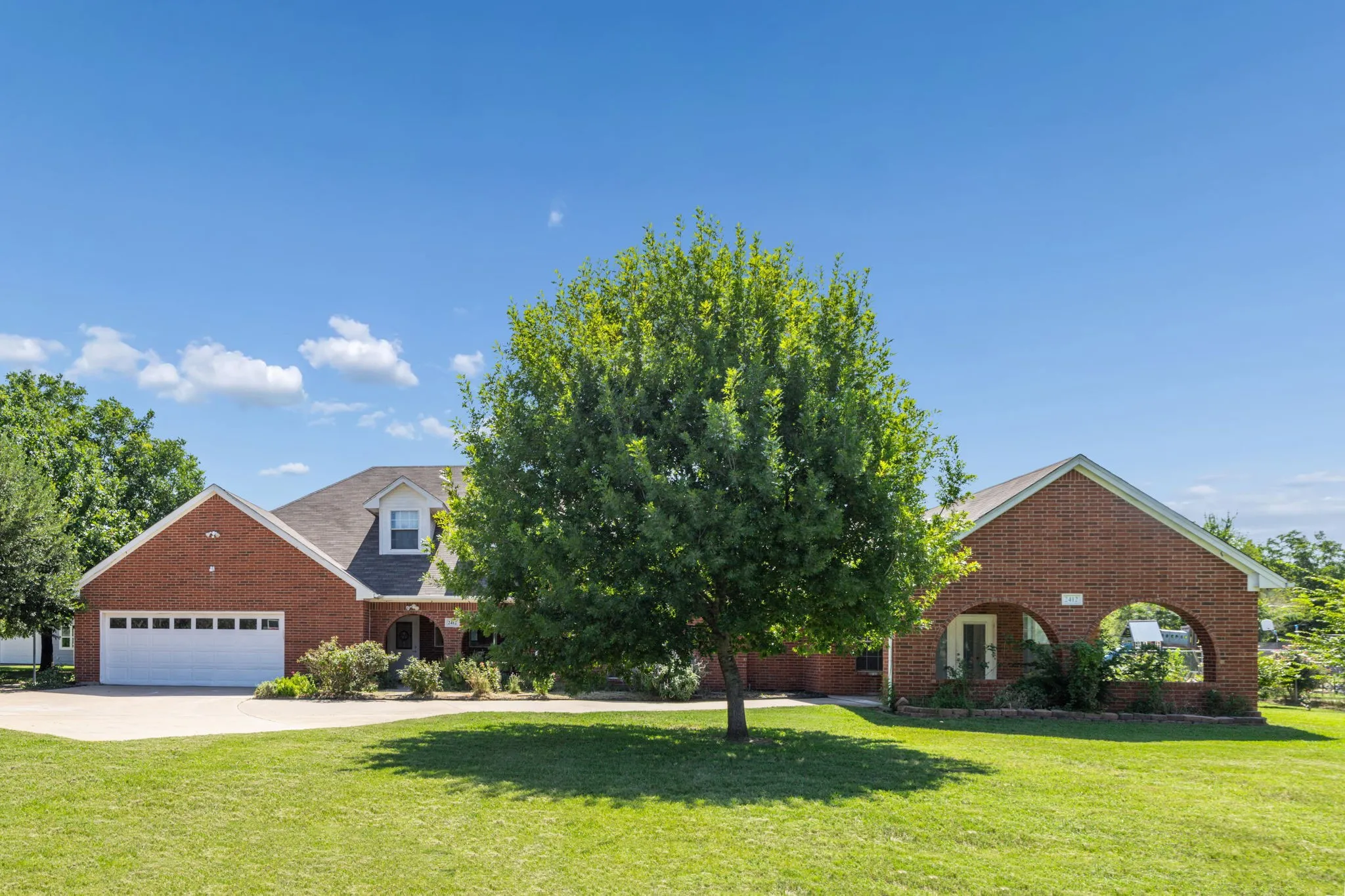 Single Family Residence For Sale in Johnson County , 2412 Chickering Road, Cleburne, Texas 76031, 6 Bedroom, 5 Bathroom, 2 Garage spaces, 4,299 Sqft, built in 2001, mls#21345938, Real Estate Agent in Cleburne, Homes For Sale in Johnson county, Homes For Sale in Cleburne, Realtor in Cleburne Texas, Real Estate Brokerage Independent Realty Texas, Luminita Cordes Realtor