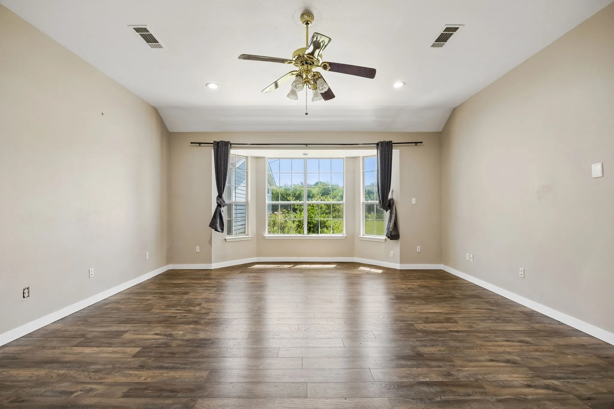 Single Family Residence For Sale in Johnson County , 2412 Chickering Road, Cleburne, Texas 76031, 6 Bedroom, 5 Bathroom, 2 Garage spaces, 4,299 Sqft, built in 2001, mls#21345938, Real Estate Agent in Cleburne, Homes For Sale in Johnson county, Homes For Sale in Cleburne, Realtor in Cleburne Texas, Real Estate Brokerage Independent Realty Texas, Luminita Cordes Realtor