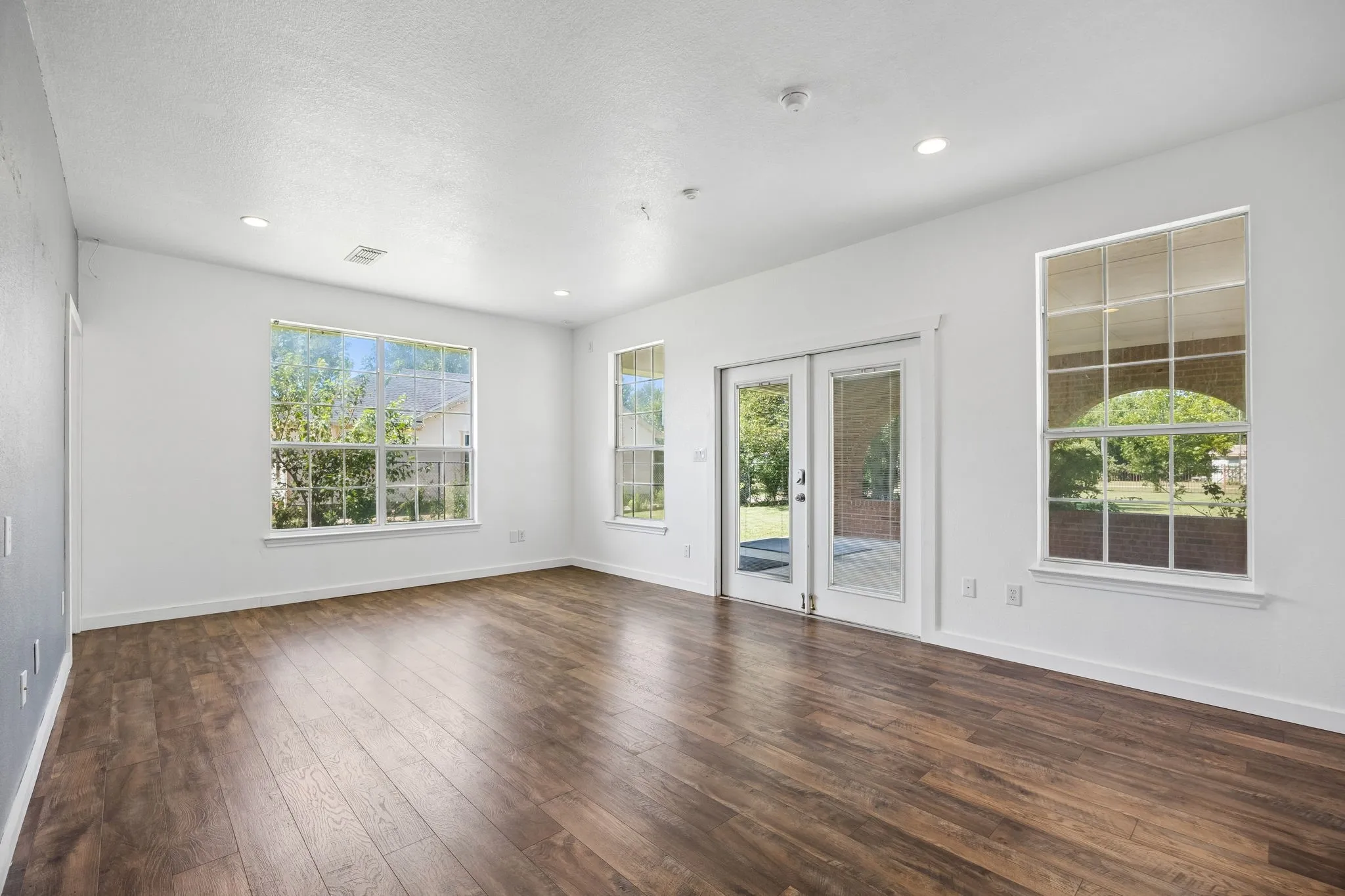 Single Family Residence For Sale in Johnson County , 2412 Chickering Road, Cleburne, Texas 76031, 6 Bedroom, 5 Bathroom, 2 Garage spaces, 4,299 Sqft, built in 2001, mls#21345938, Real Estate Agent in Cleburne, Homes For Sale in Johnson county, Homes For Sale in Cleburne, Realtor in Cleburne Texas, Real Estate Brokerage Independent Realty Texas, Luminita Cordes Realtor
