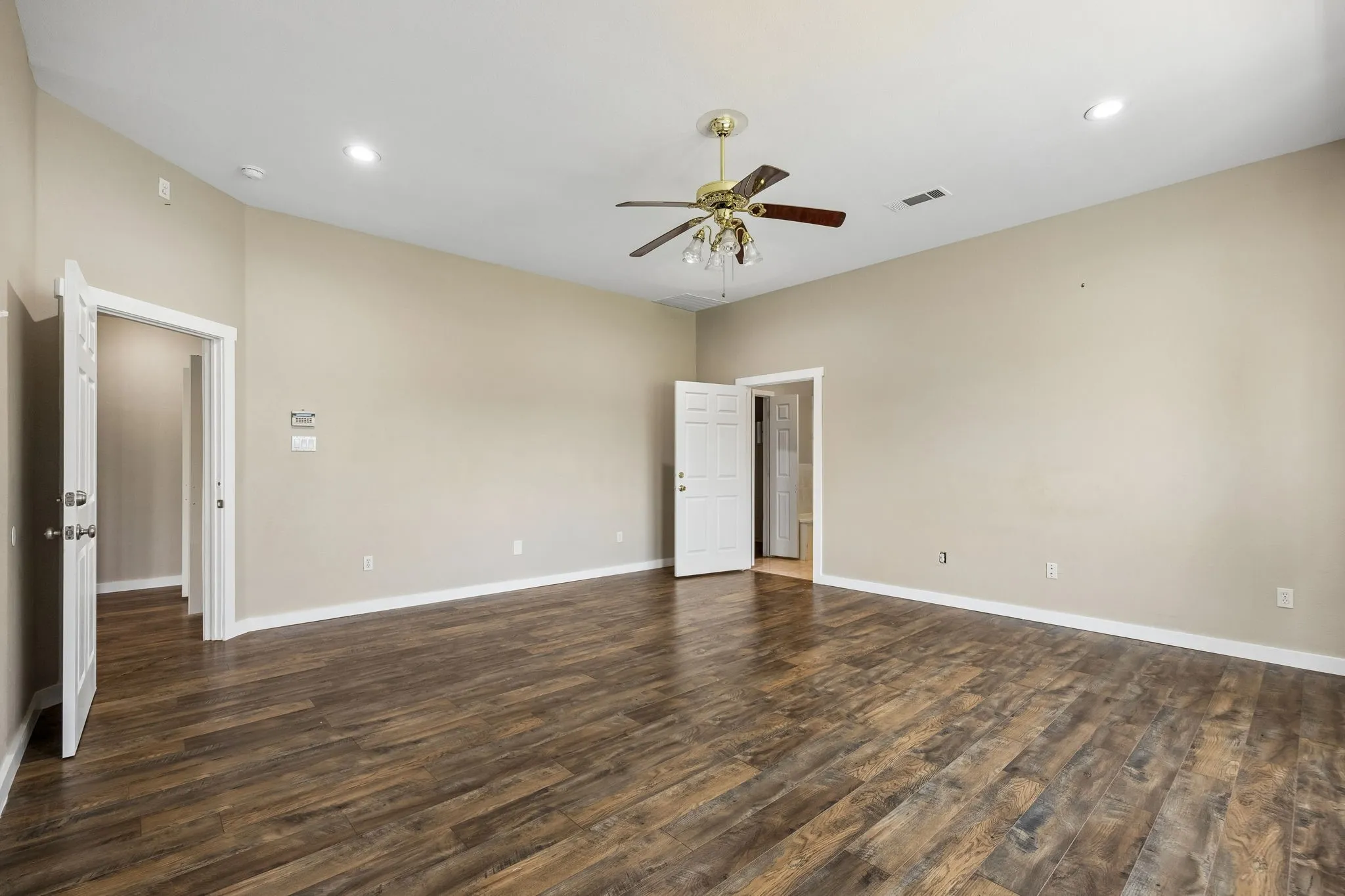 Single Family Residence For Sale in Johnson County , 2412 Chickering Road, Cleburne, Texas 76031, 6 Bedroom, 5 Bathroom, 2 Garage spaces, 4,299 Sqft, built in 2001, mls#21345938, Real Estate Agent in Cleburne, Homes For Sale in Johnson county, Homes For Sale in Cleburne, Realtor in Cleburne Texas, Real Estate Brokerage Independent Realty Texas, Luminita Cordes Realtor