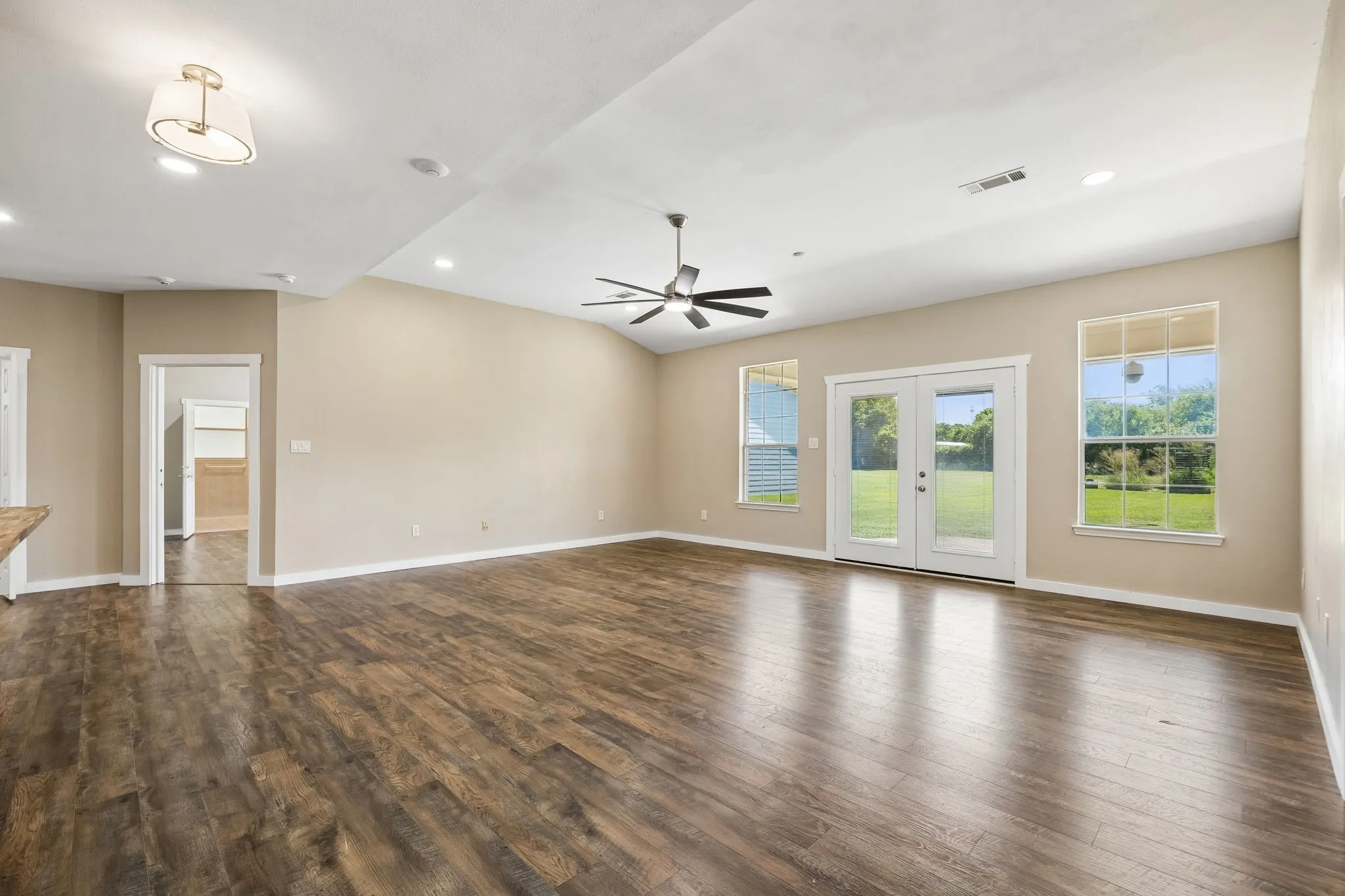 Single Family Residence For Sale in Johnson County , 2412 Chickering Road, Cleburne, Texas 76031, 6 Bedroom, 5 Bathroom, 2 Garage spaces, 4,299 Sqft, built in 2001, mls#21345938, Real Estate Agent in Cleburne, Homes For Sale in Johnson county, Homes For Sale in Cleburne, Realtor in Cleburne Texas, Real Estate Brokerage Independent Realty Texas, Luminita Cordes Realtor