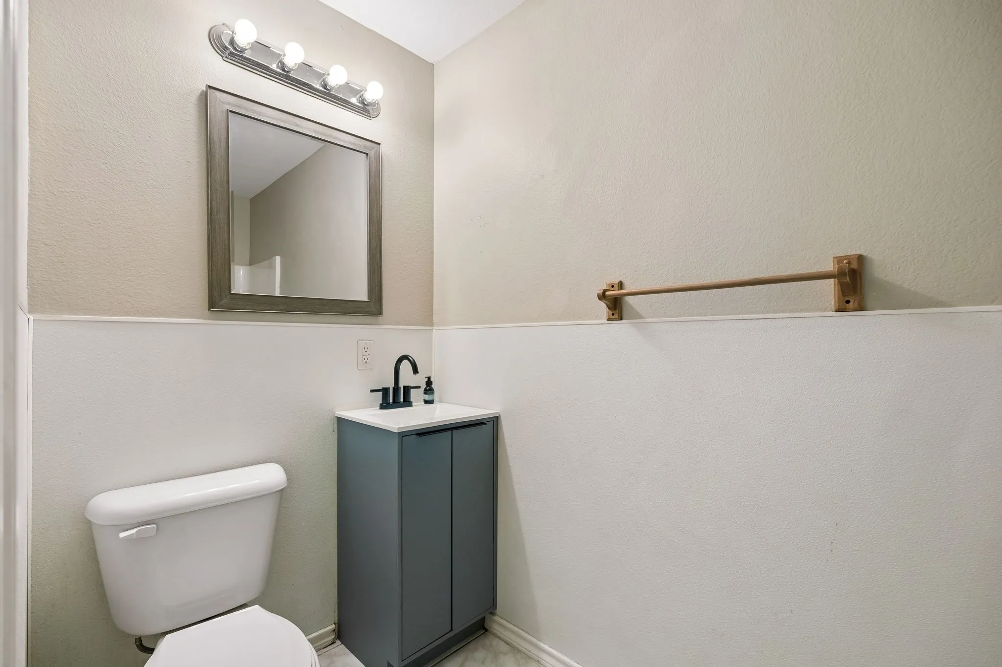 Single Family Residence For Sale in Johnson County , 2412 Chickering Road, Cleburne, Texas 76031, 6 Bedroom, 5 Bathroom, 2 Garage spaces, 4,299 Sqft, built in 2001, mls#21345938, Real Estate Agent in Cleburne, Homes For Sale in Johnson county, Homes For Sale in Cleburne, Realtor in Cleburne Texas, Real Estate Brokerage Independent Realty Texas, Luminita Cordes Realtor
