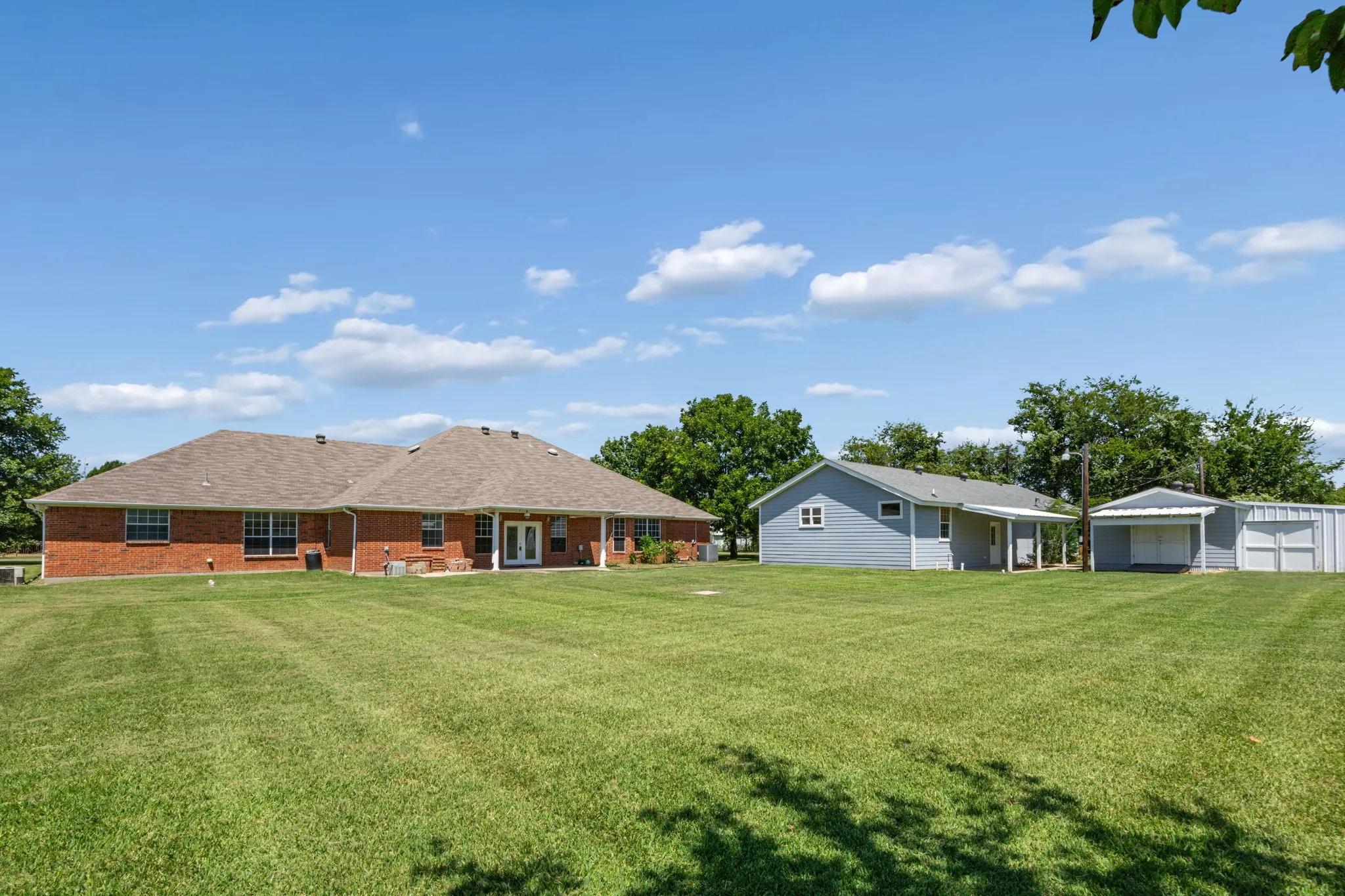 Single Family Residence For Sale in Johnson County , 2412 Chickering Road, Cleburne, Texas 76031, 6 Bedroom, 5 Bathroom, 2 Garage spaces, 4,299 Sqft, built in 2001, mls#21345938, Real Estate Agent in Cleburne, Homes For Sale in Johnson county, Homes For Sale in Cleburne, Realtor in Cleburne Texas, Real Estate Brokerage Independent Realty Texas, Luminita Cordes Realtor