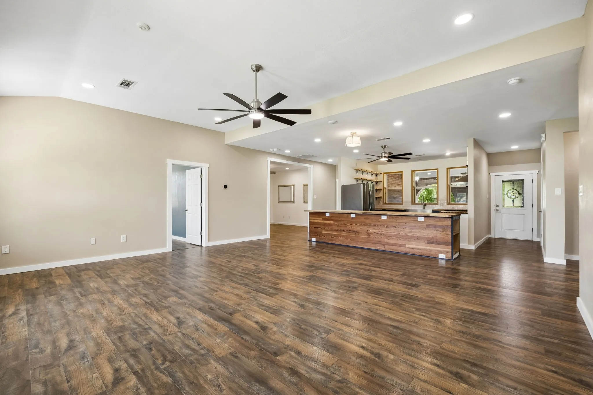 Single Family Residence For Sale in Johnson County , 2412 Chickering Road, Cleburne, Texas 76031, 6 Bedroom, 5 Bathroom, 2 Garage spaces, 4,299 Sqft, built in 2001, mls#21345938, Real Estate Agent in Cleburne, Homes For Sale in Johnson county, Homes For Sale in Cleburne, Realtor in Cleburne Texas, Real Estate Brokerage Independent Realty Texas, Luminita Cordes Realtor