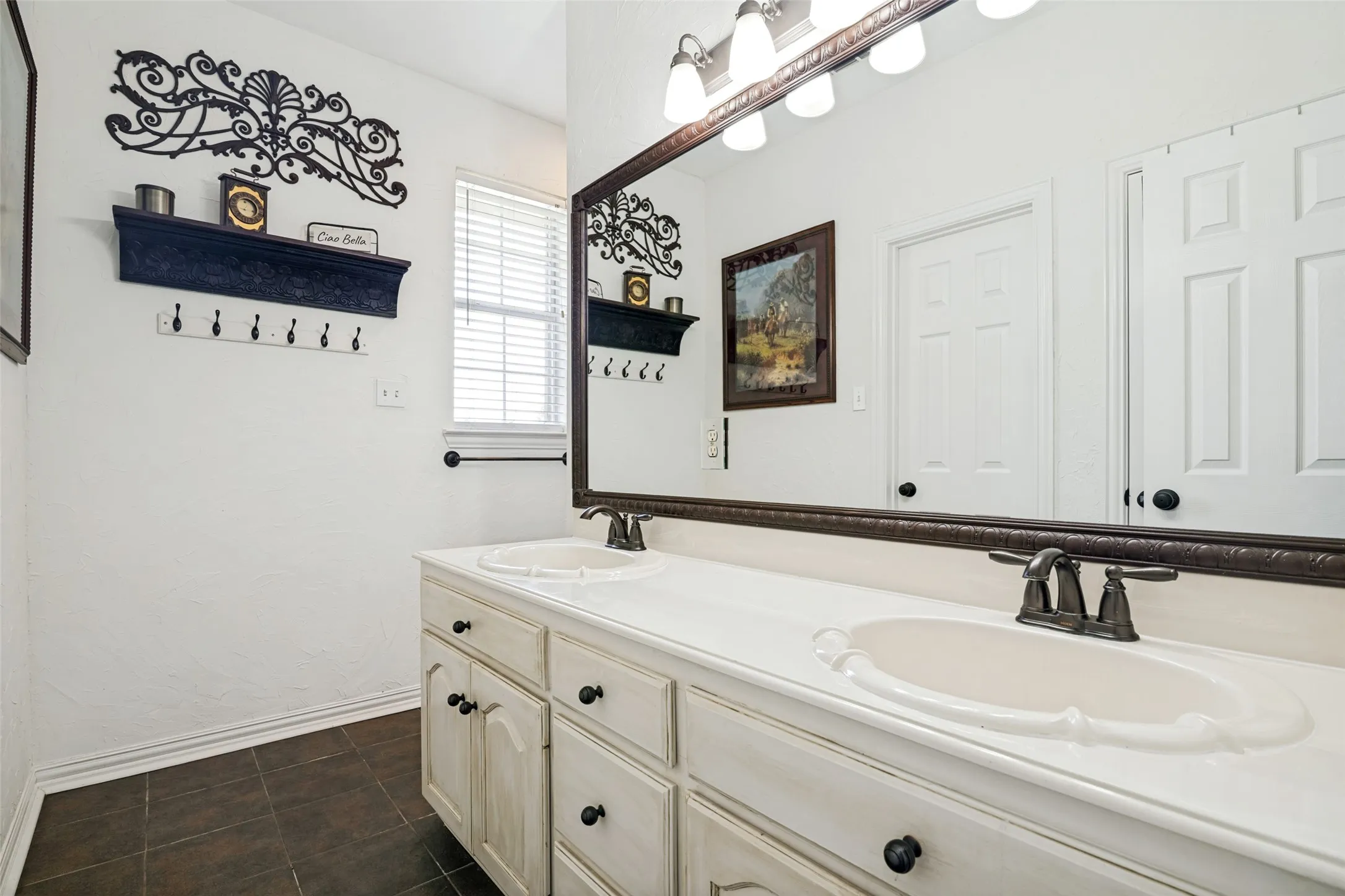 Secondary bathroom.