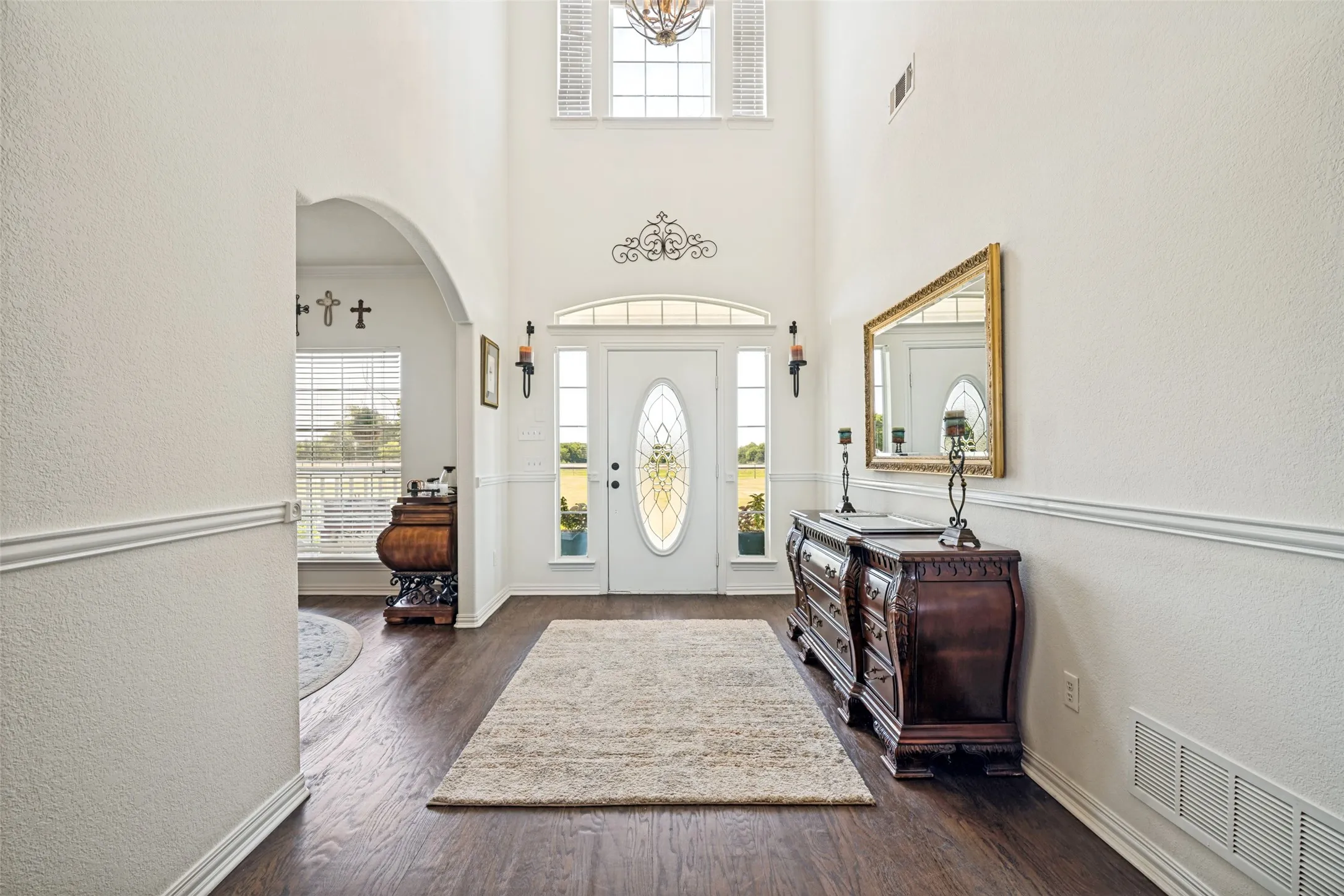 Front entry has vaulted ceiling's and is very open.