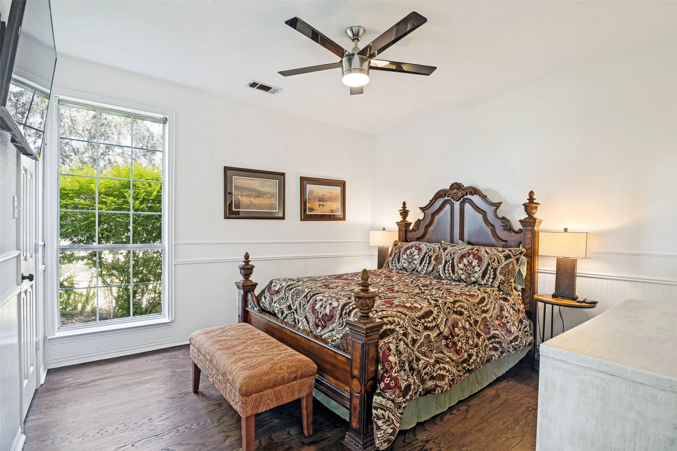 Secondary bedroom.