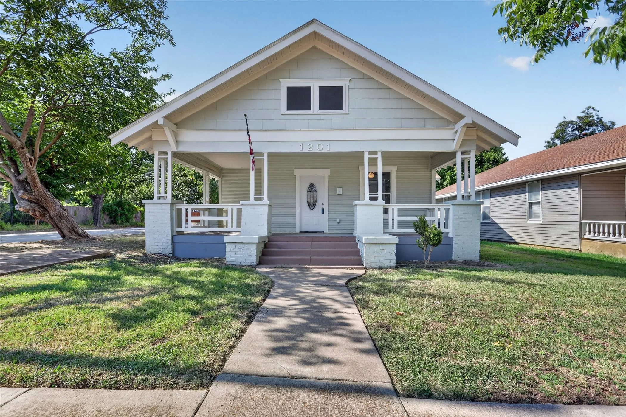 Single Family Residence For Sale in Tarrant County , 1201 W Arlington Avenue, Fort Worth, Texas 76110, 3 Bedroom, 3 Bathroom, Garage spaces, 1,666 Sqft, built in 1930, mls#21346576, Real Estate Agent in Fort Worth, Homes For Sale in Tarrant county, Homes For Sale in Fort Worth, Realtor in Fort Worth Texas, Real Estate Brokerage Independent Realty Texas, Luminita Cordes Realtor